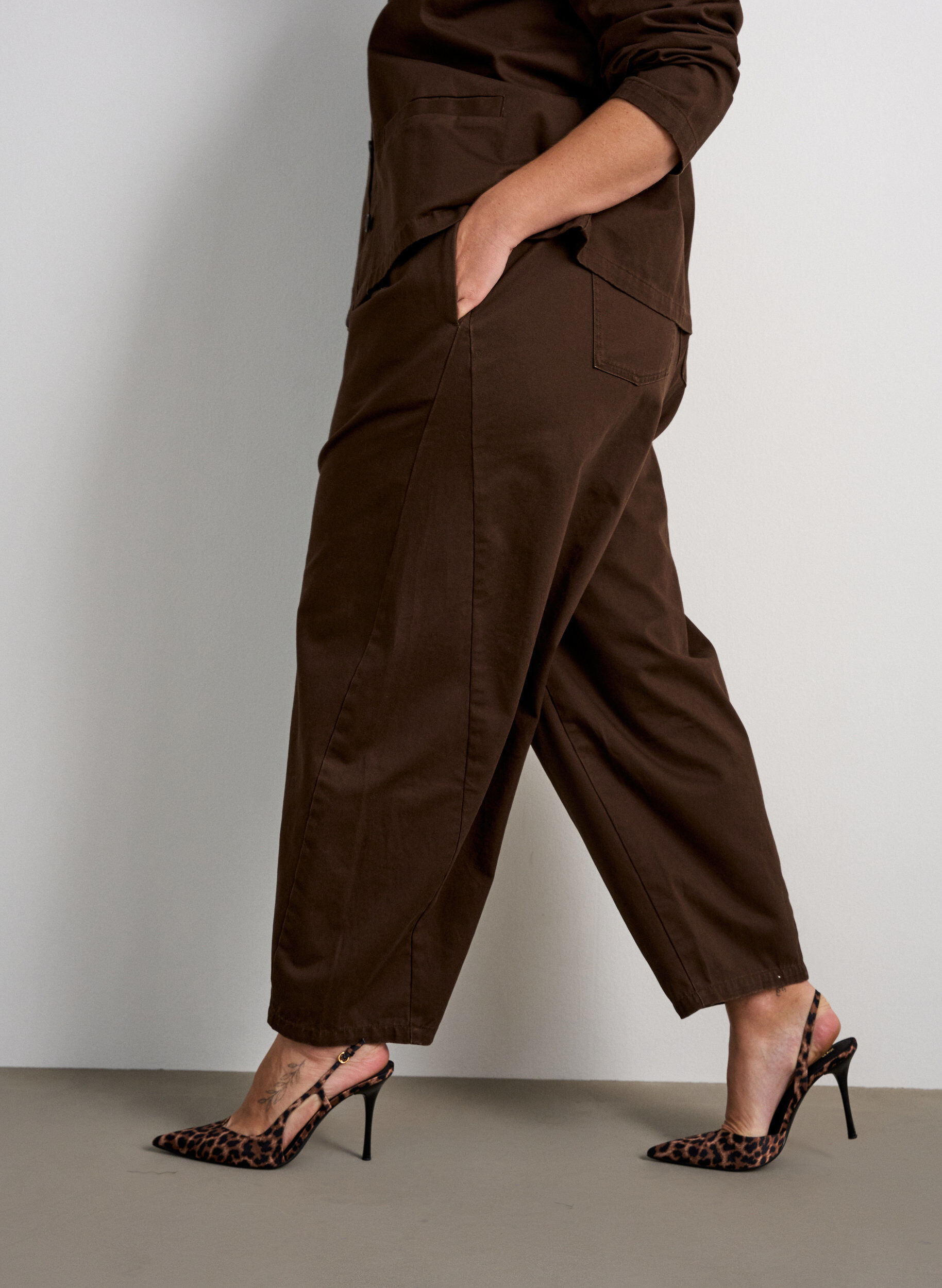 ZizziBarrel-Jeans mit hoher Taille und elastischem Bund, Braun, Model image number 2