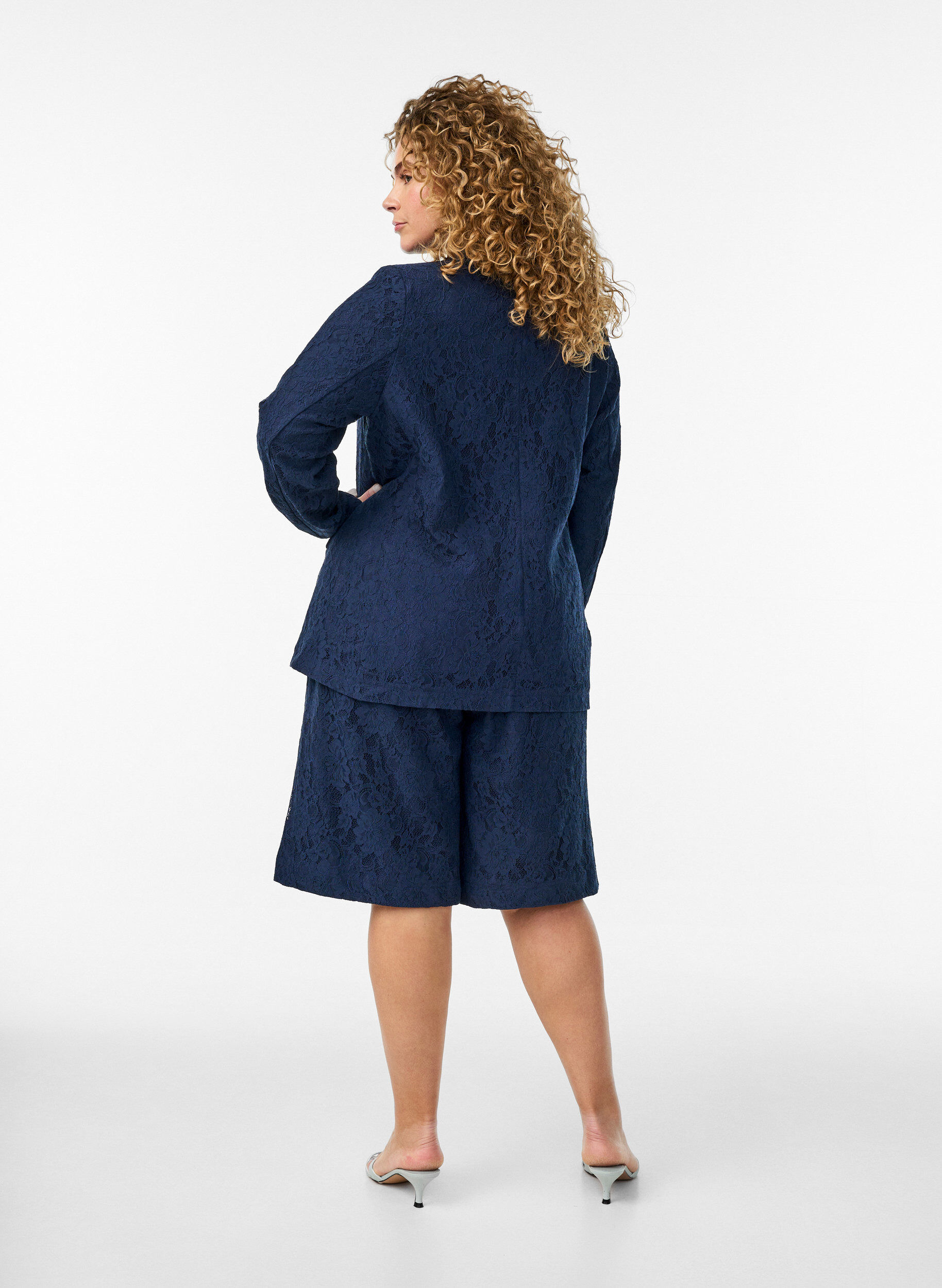 ZizziHoch taillierte Bermudashorts aus Spitze, Blau, Model image number 2