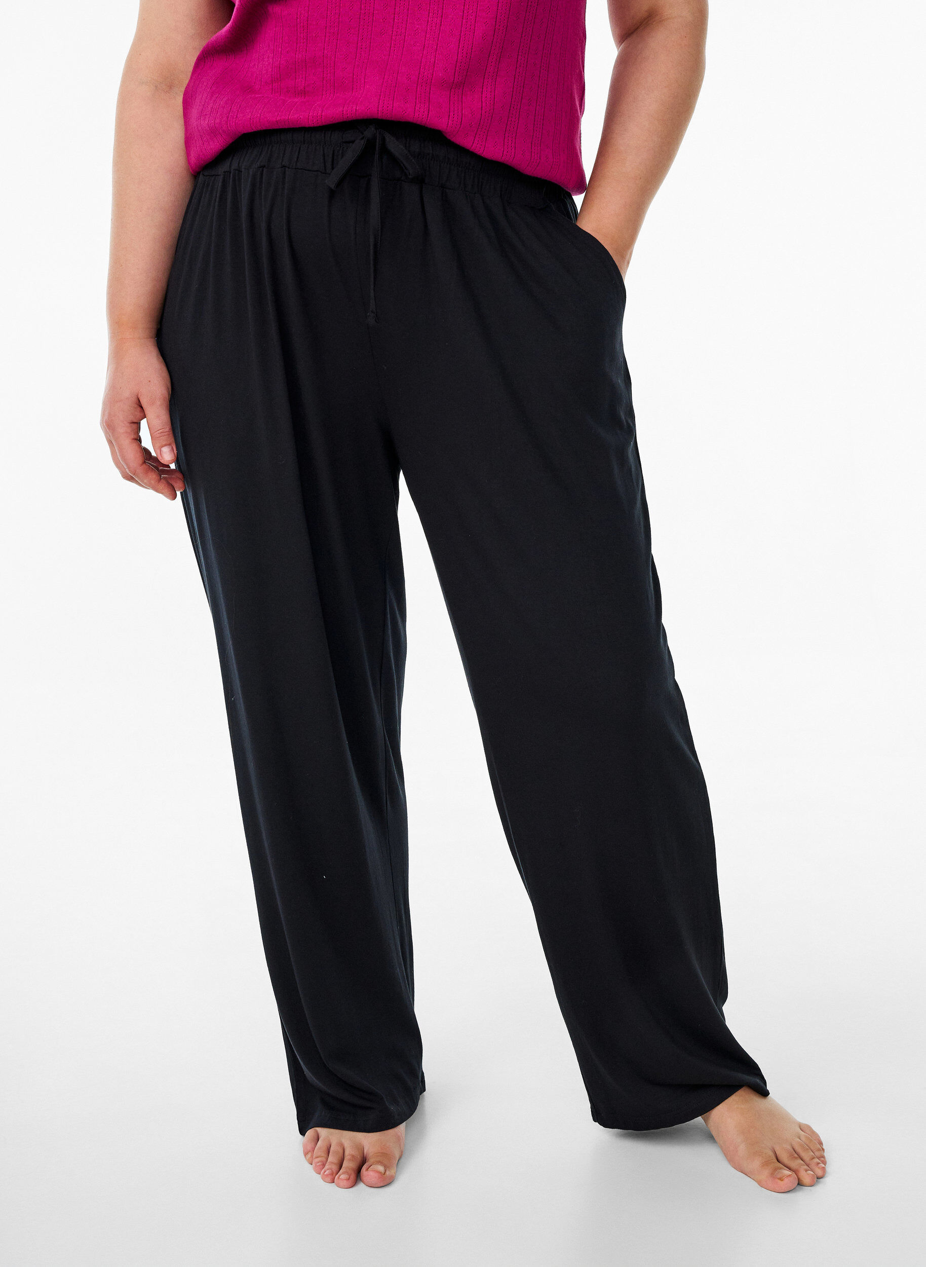 ZizziLockere Nachthose aus Viskose-Jersey mit Taschen, Schwarz, Model image number 2