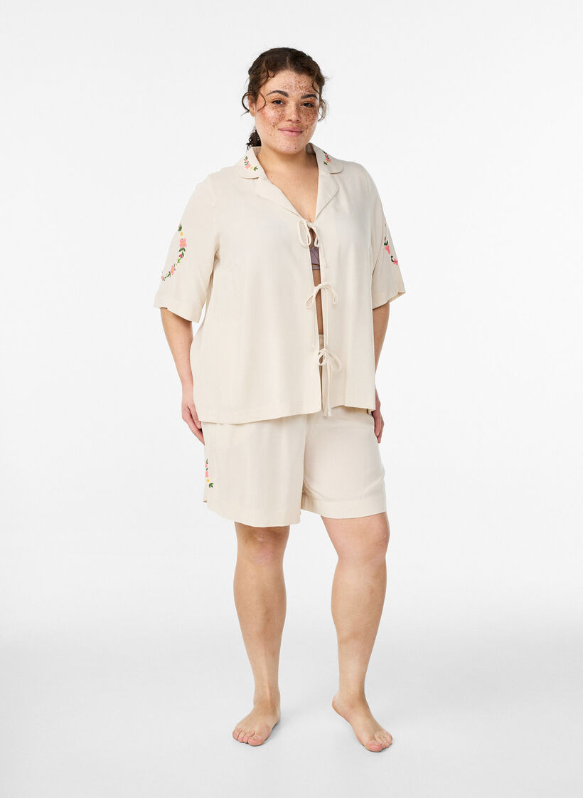 Lockere Pyjamashorts aus Viskose mit hoher Taille, Beige, Model image number 1
