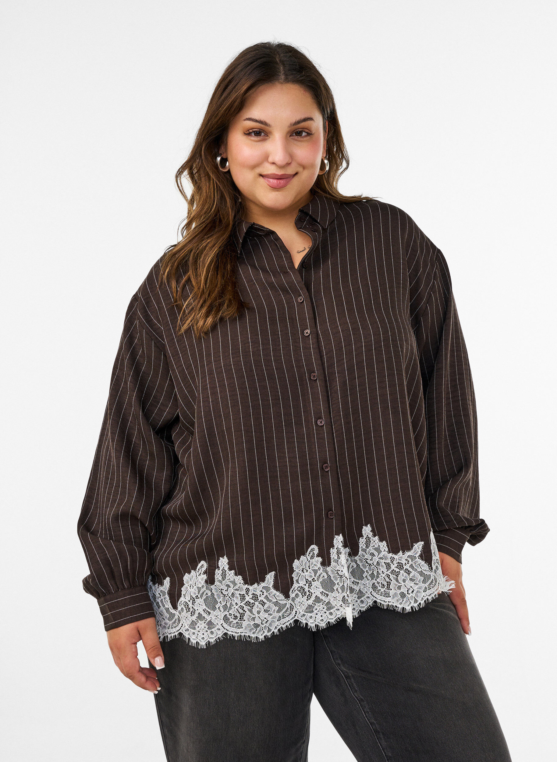 Nadelstreifenhemd mit Spitzenbesatz, Braun, Model