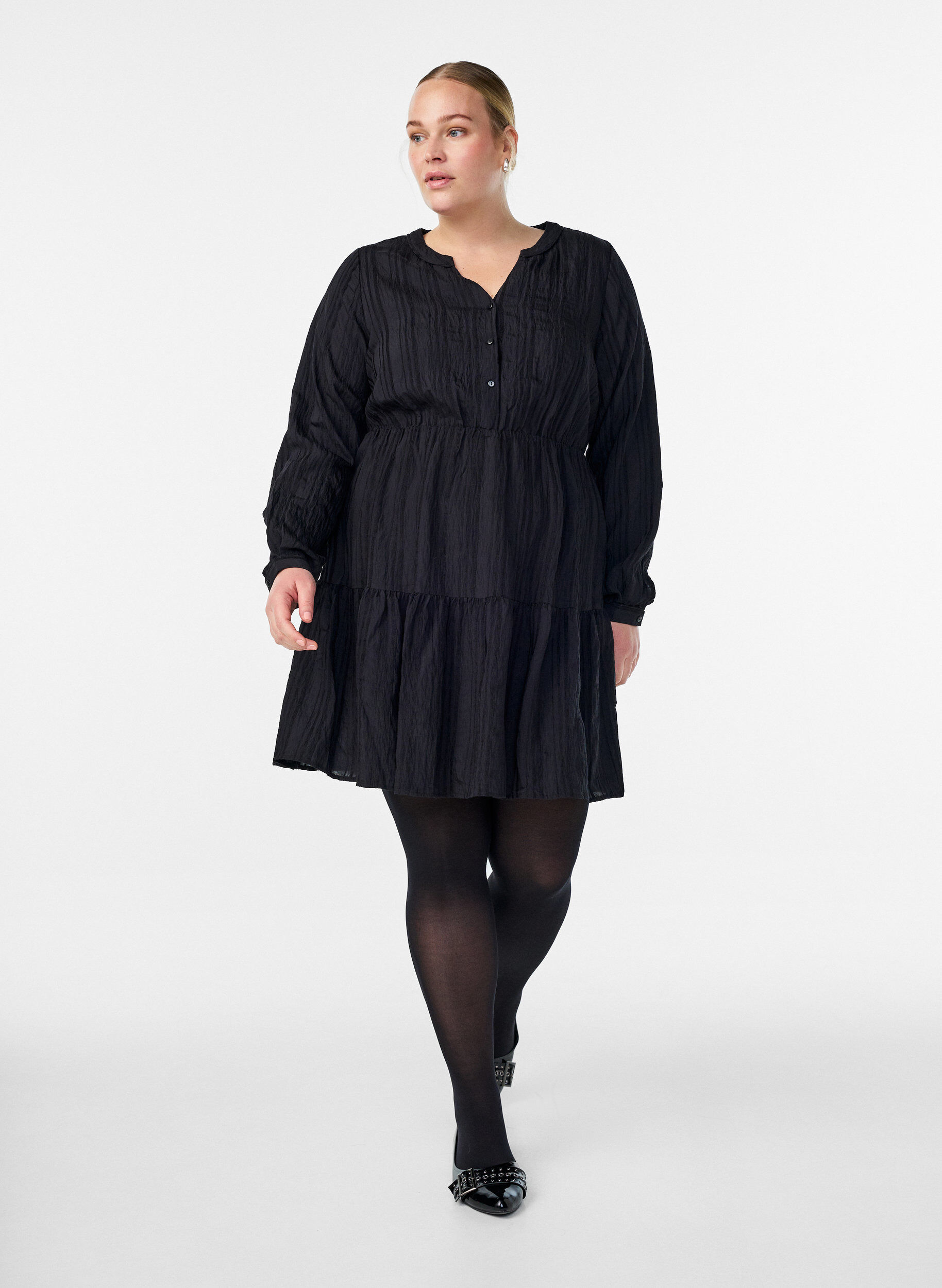 ZizziKurzes Kleid mit gewebter Streifenstruktur und elastischer Taille, Schwarz, Model image number 1