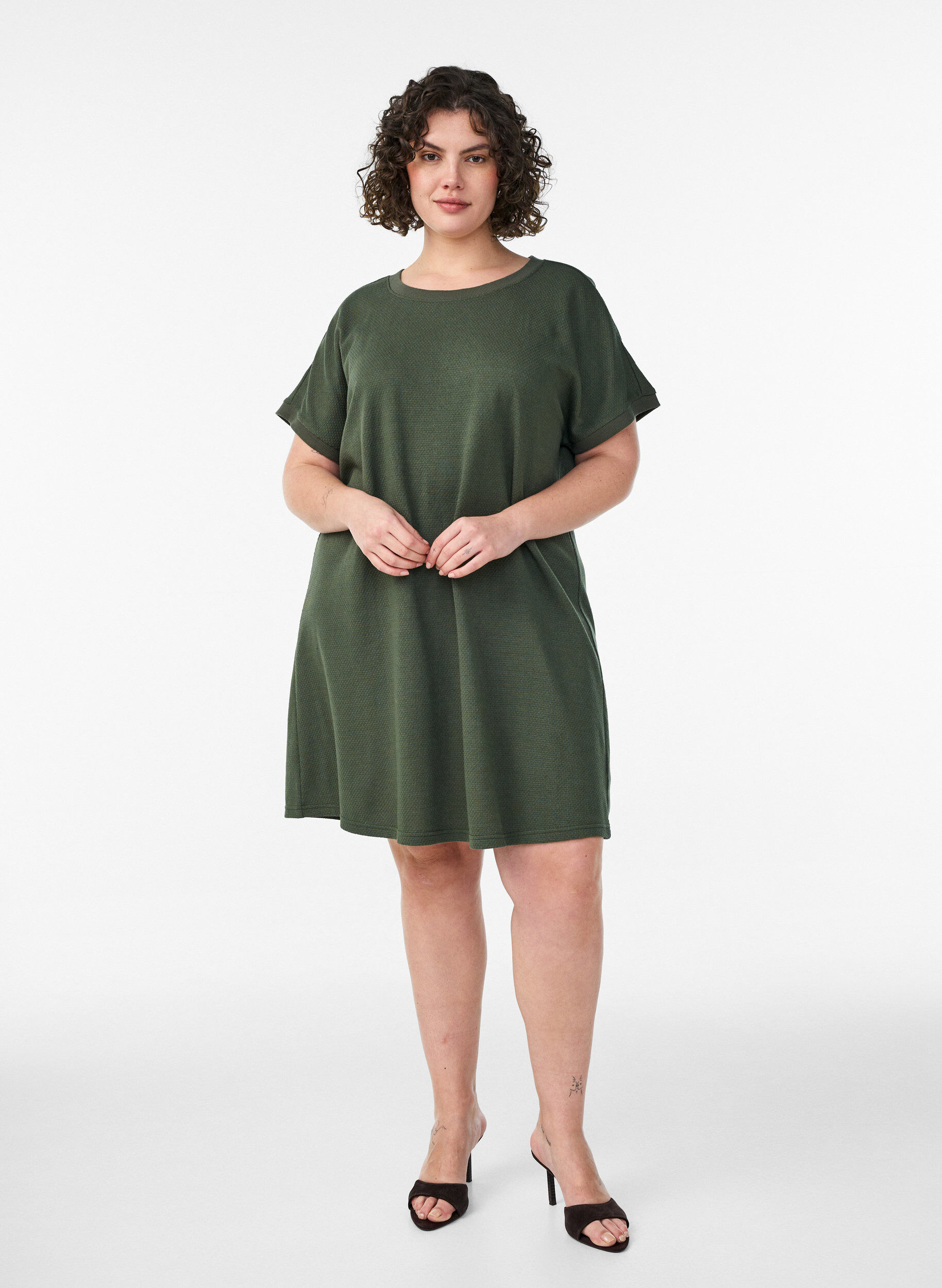 ZizziKurzes Kleid aus strukturiertem Jersey mit Rundhalsausschnitt, Gr&uuml;n, Model image number 1