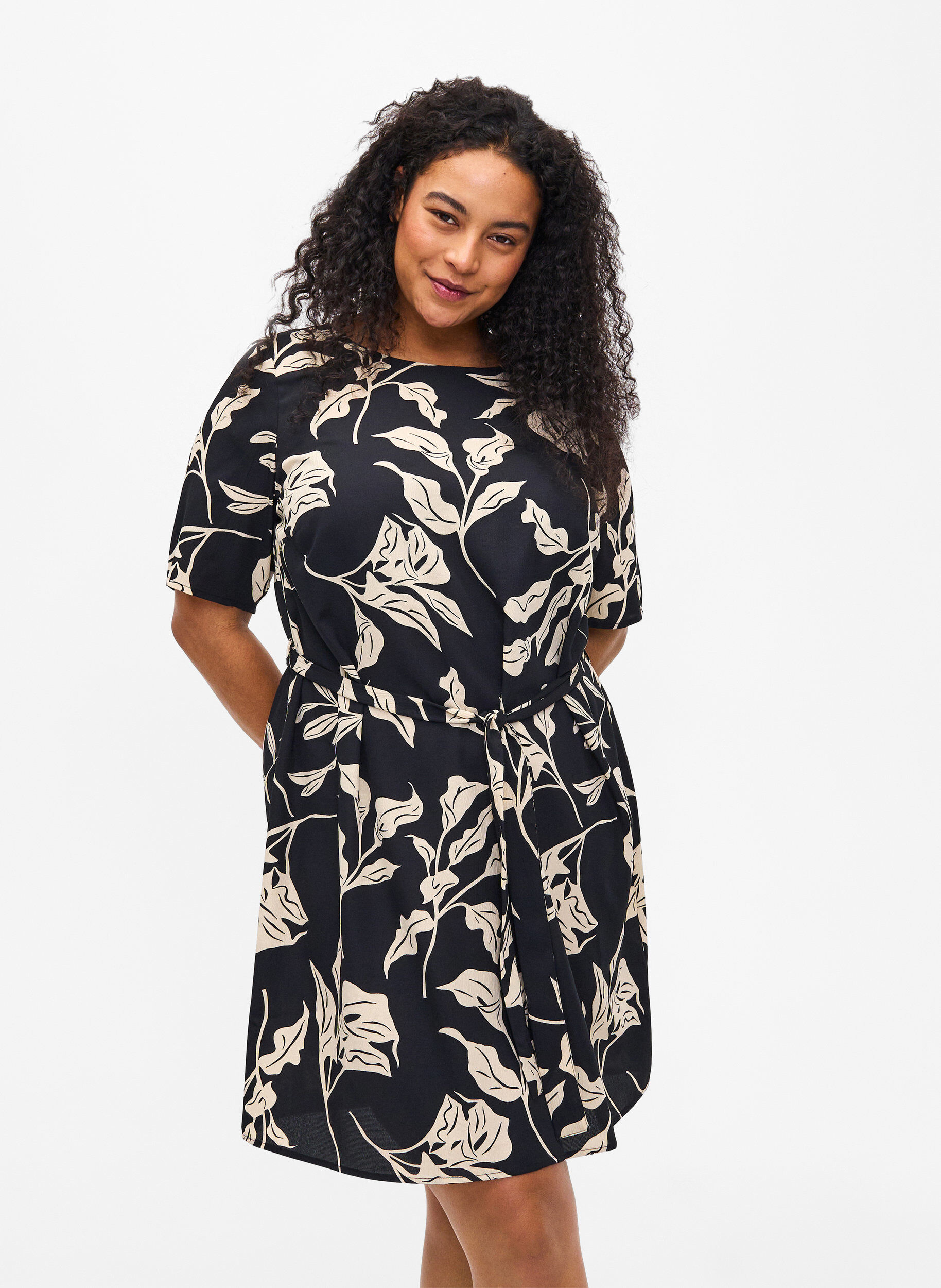 ZizziFLASH &ndash; Kurz&auml;rmeliges Kleid mit G&uuml;rtel, Black Off White Fl., Model image number 0