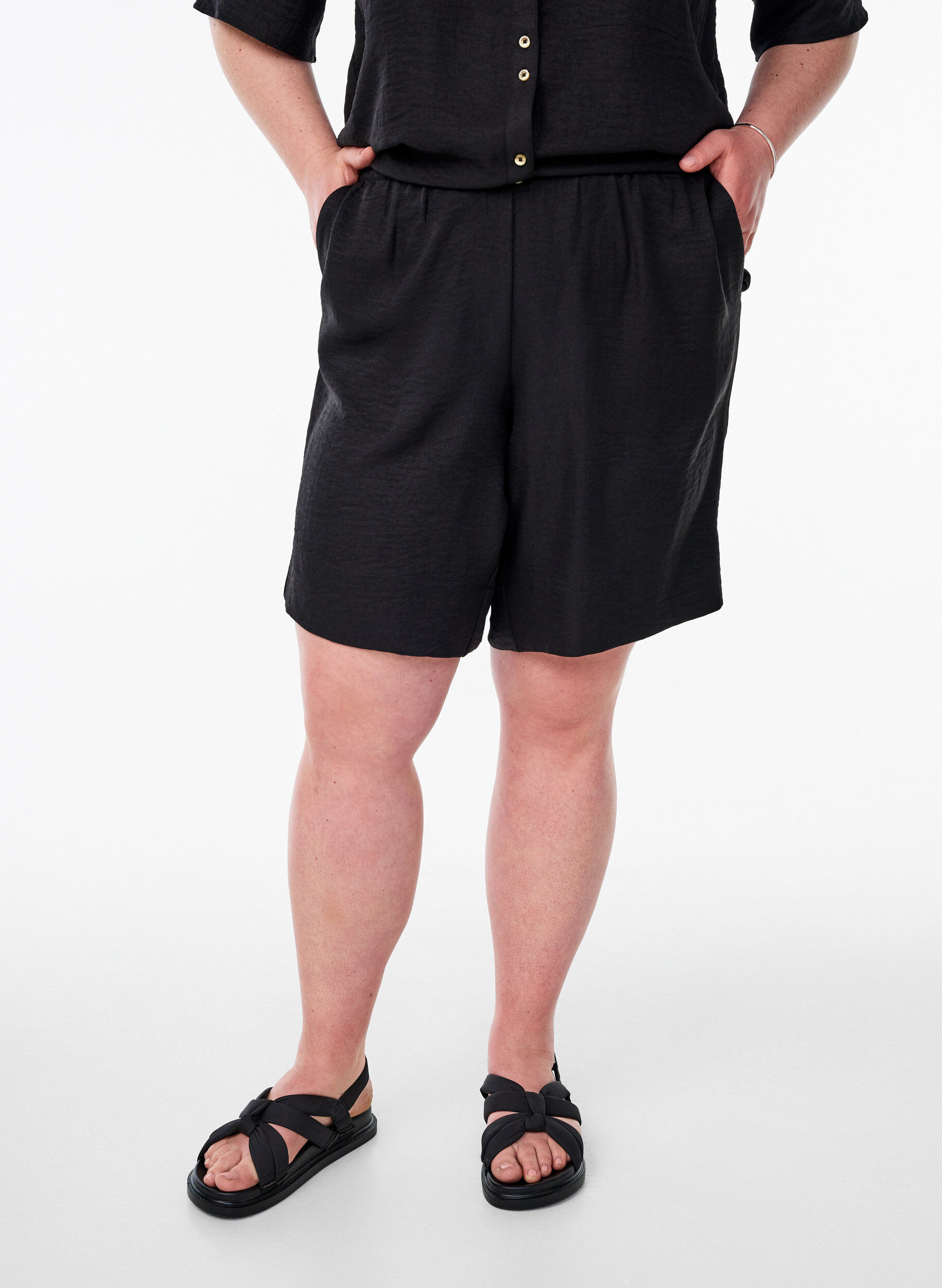ZizziShorts mit Taschen und hoher Taille, Schwarz, Model image number 3