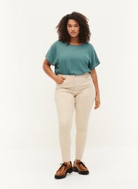 Hochtaillierte Amy Jeans in Super Slim Fit, Oatmeal, Model