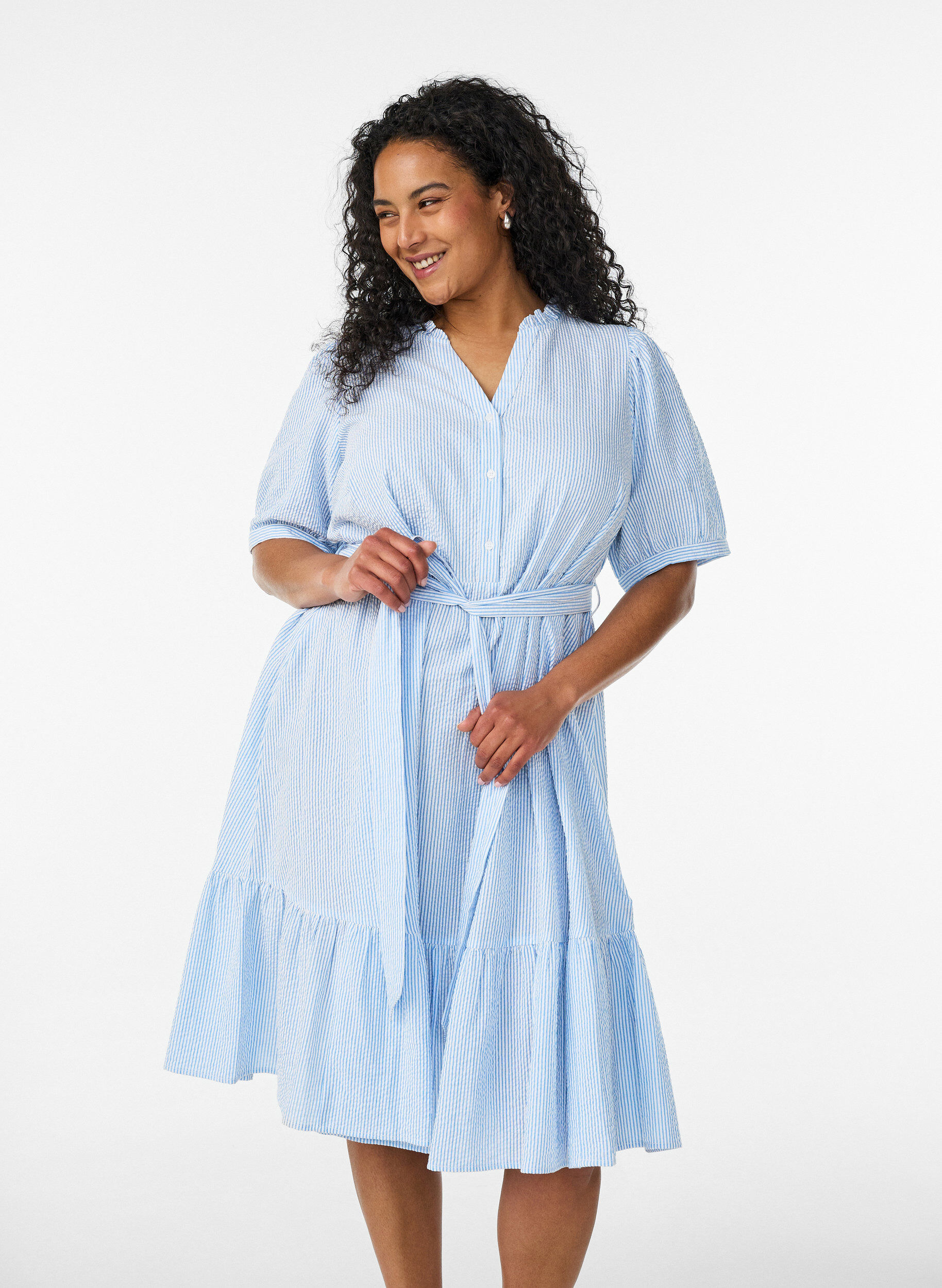 Gestreiftes Midikleid aus Baumwolle mit einem Bindeg&uuml;rtel, Wei&szlig;, Model