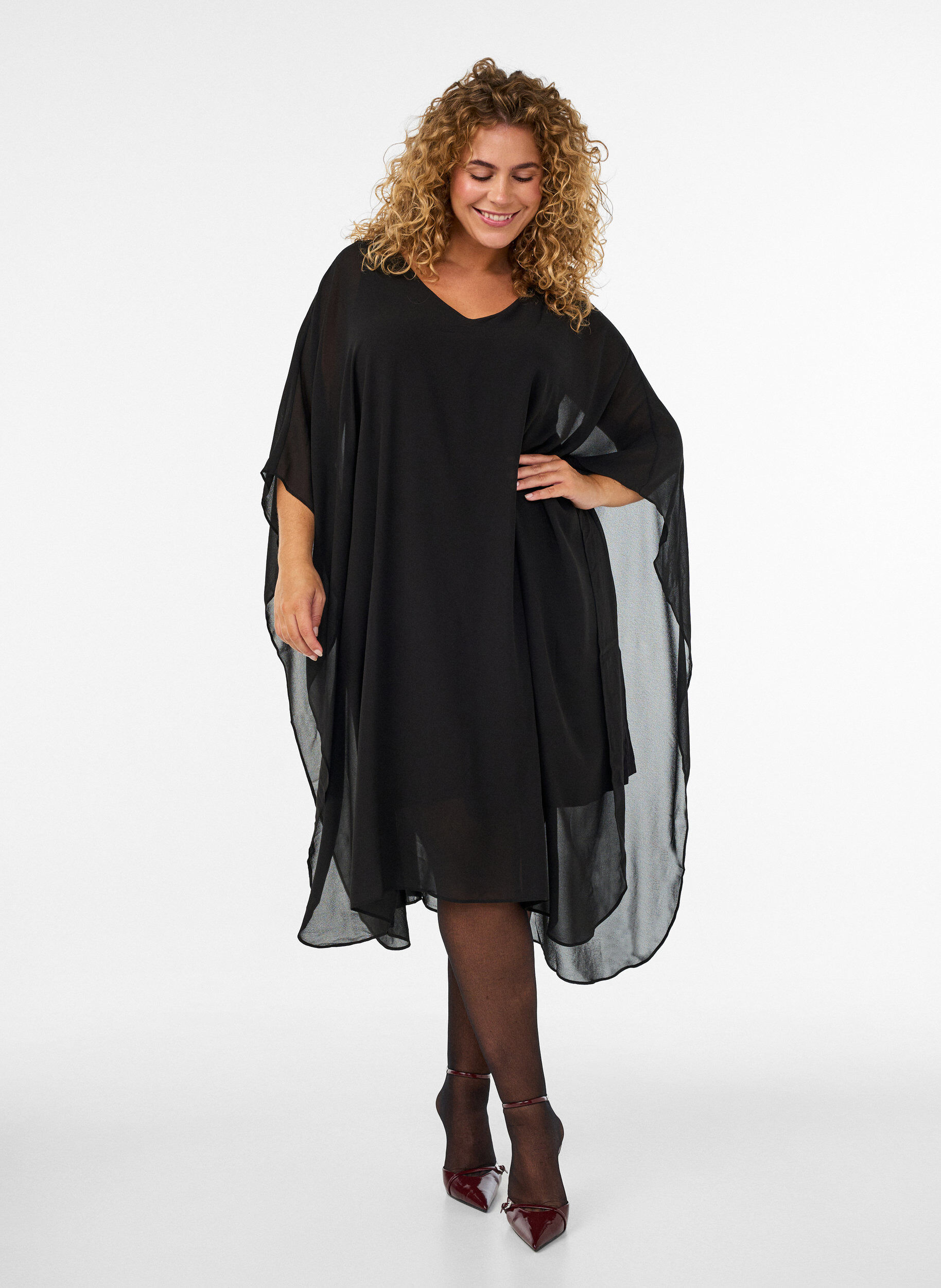 Kurzes Chiffonkleid mit V-Ausschnitt, Schwarz, Model