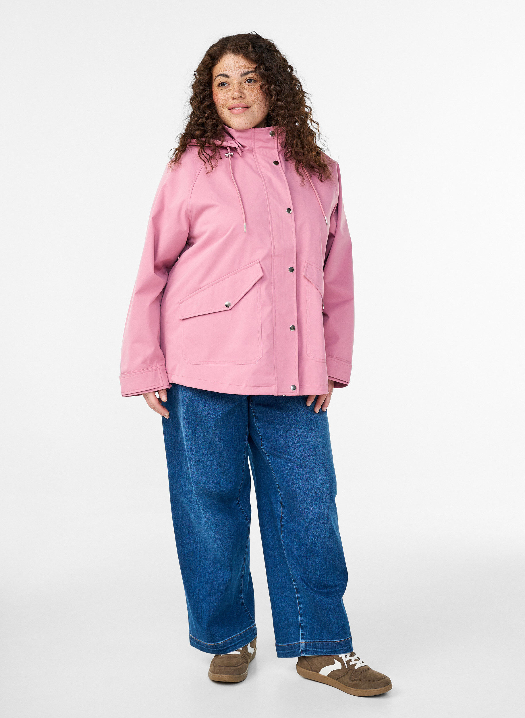 ZizziKurze Fr&uuml;hlingsjacke mit abnehmbarer Kapuze, Rot, Model image number 1