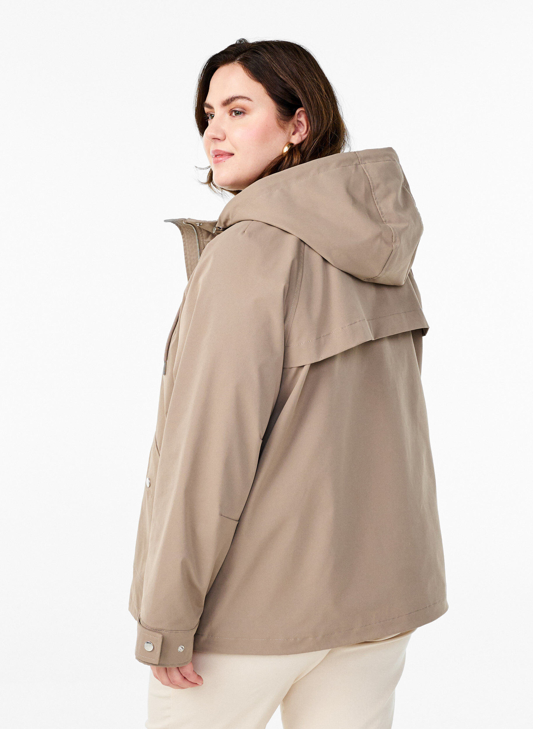 ZizziKurze Fr&uuml;hlingsjacke mit abnehmbarer Kapuze, Beige, Model image number 2
