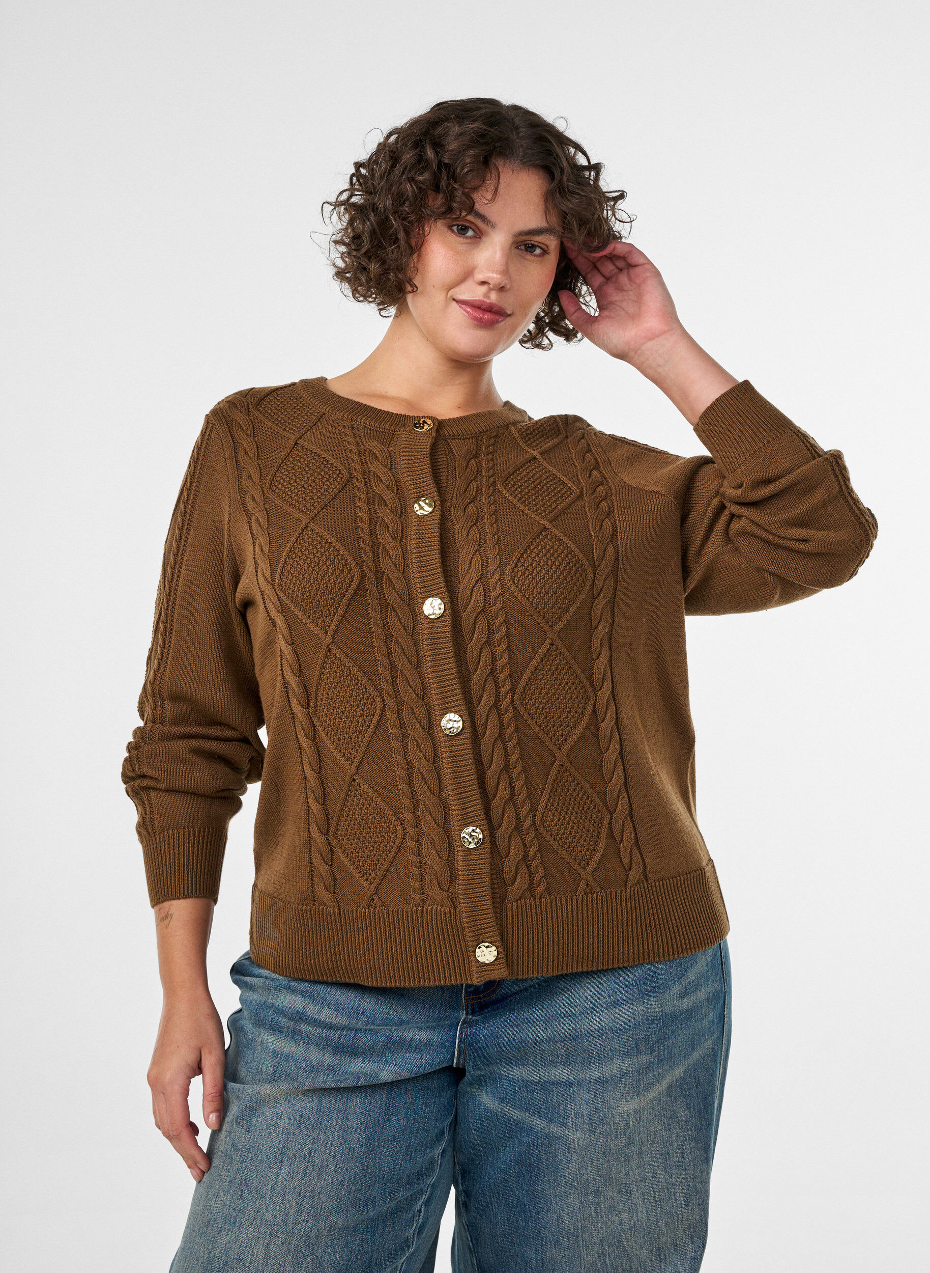 Strickjacke mit Zopfmuster und dekorativen Kn&ouml;pfen, Braun, Model