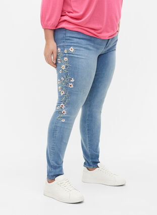Extra Slim Sanna Jeans mit Stickerei, Light blue, Model image number 2