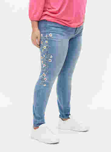 Extra Slim Sanna Jeans mit Stickerei, Light blue, Model image number 2