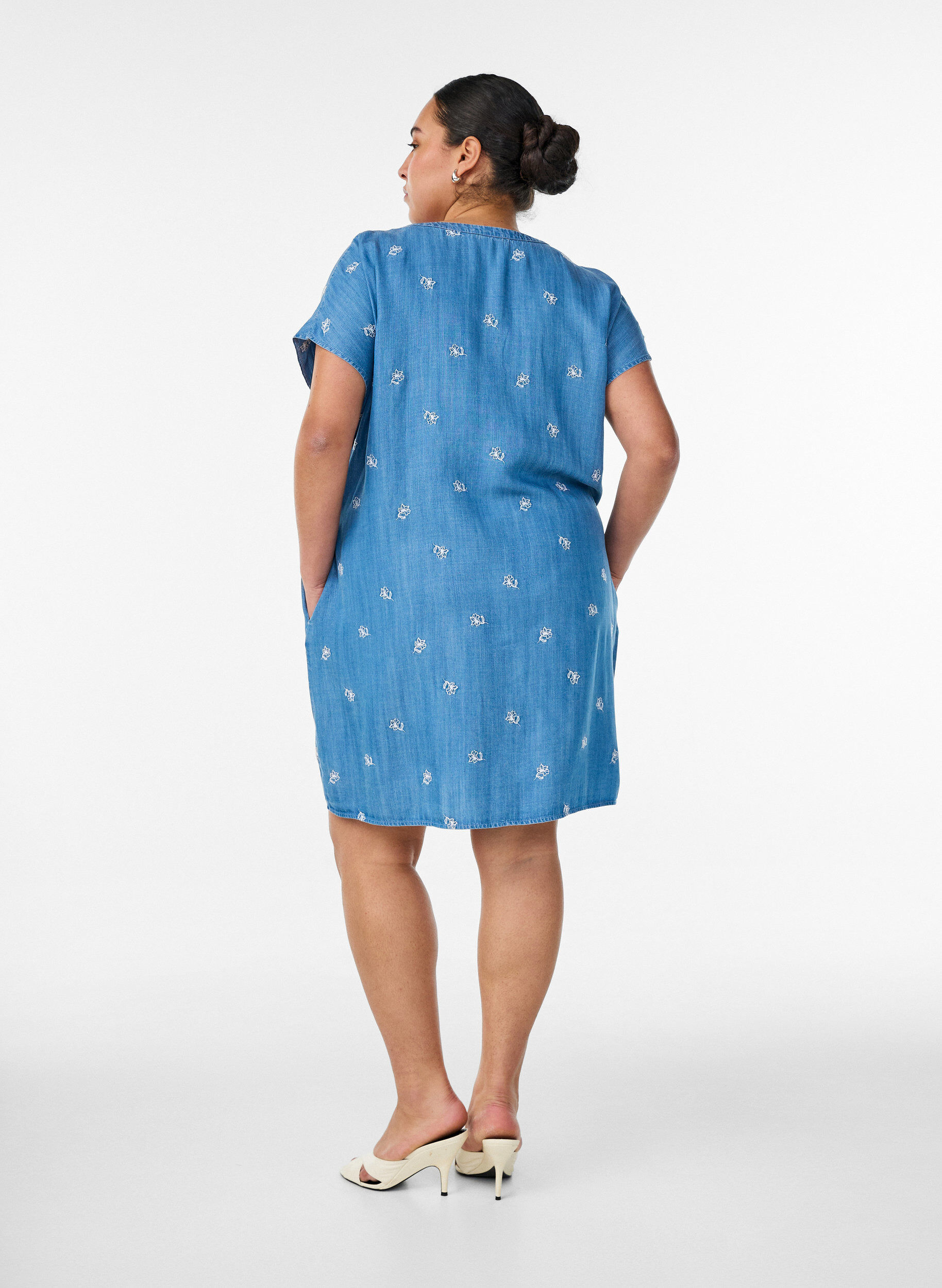 ZizziKleid aus Lyocell mit Denim-Look und bestickten Blumen, Blau, Model image number 2