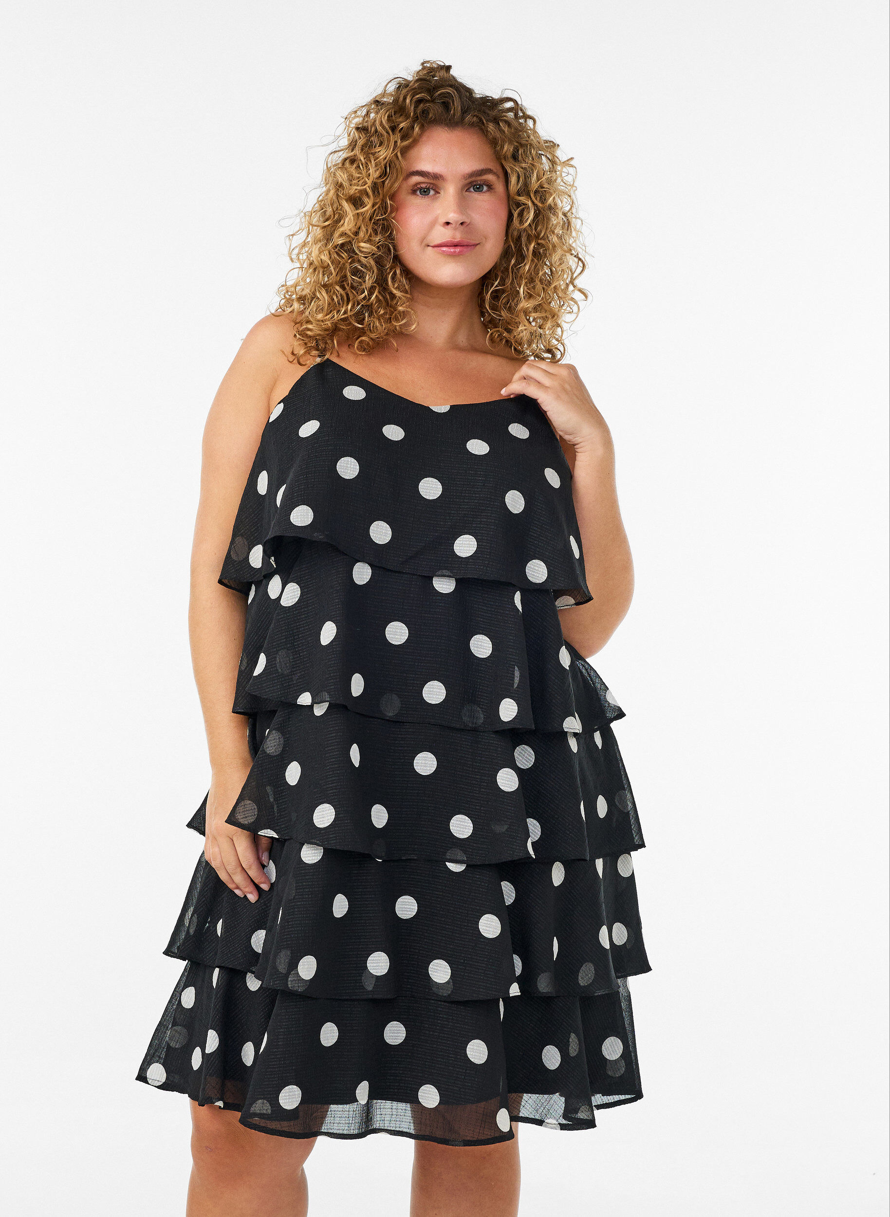 Lagenkleid mit R&uuml;schen und Spaghettitr&auml;gern, Schwarz, Model