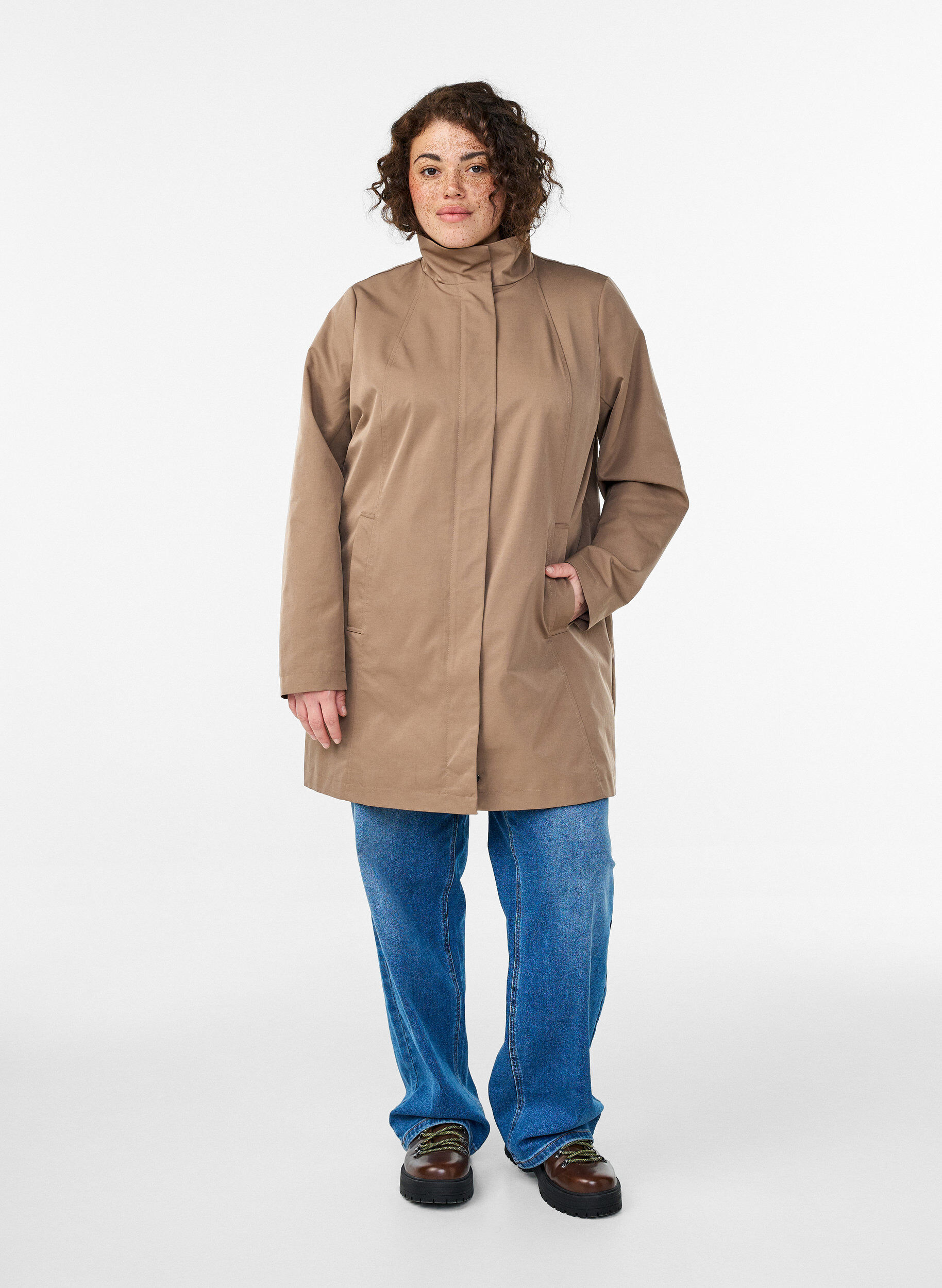 Zizzi&Uuml;bergangsjacke mit Taschen und hohem Kragen, Braun, Model image number 1