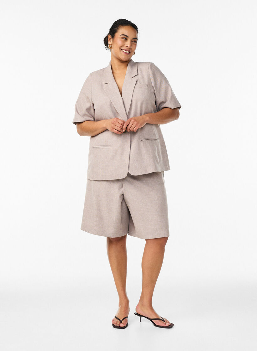 Lockere Bermudashorts mit hoher Taille, Braun, Model