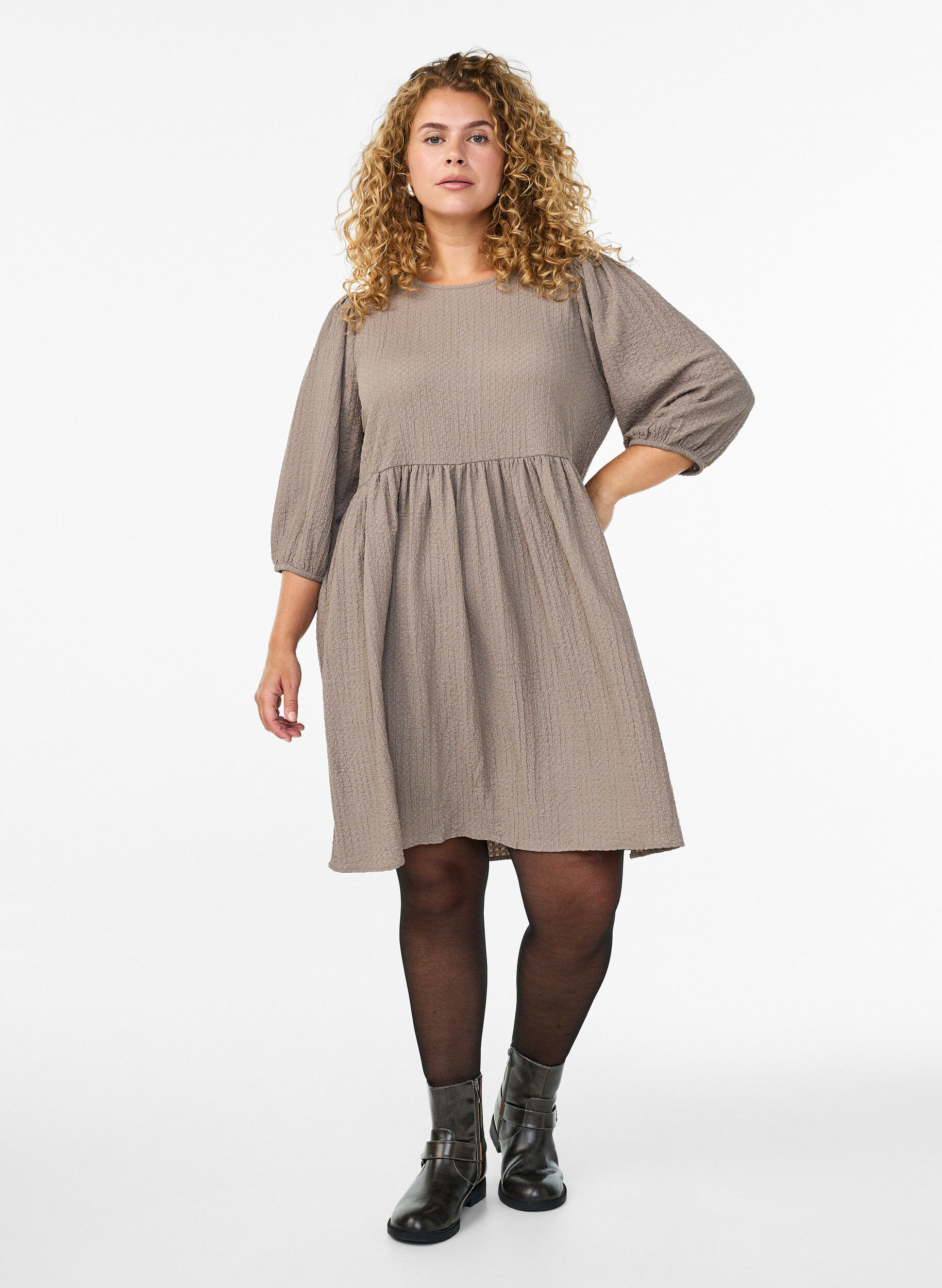 ZizziKurzes Kleid aus strukturiertem Stoff mit 3/4-&Auml;rmeln, Beige, Model image number 1