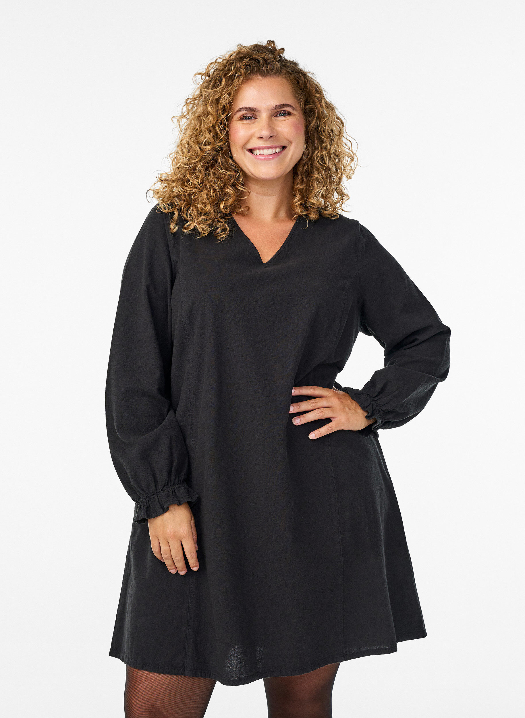 Kurzes Kleid aus Baumwolle mit V-Ausschnitt, Schwarz, Model