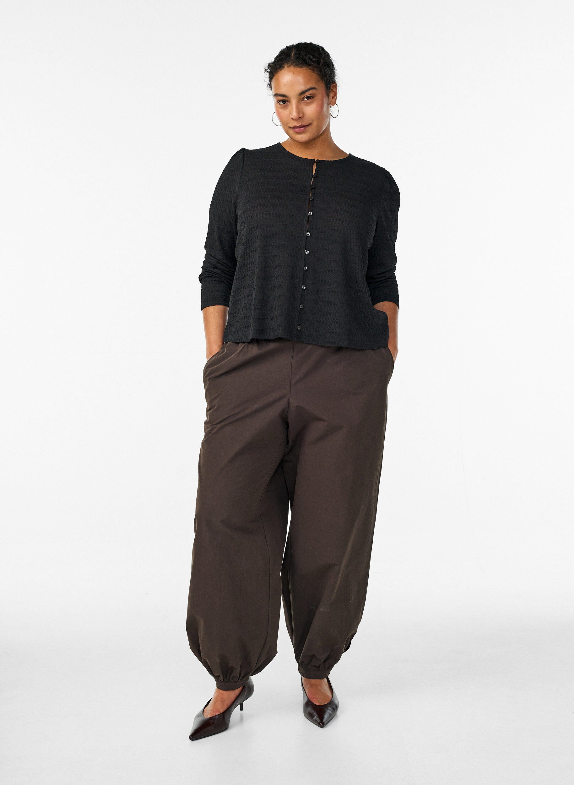 ZizziBluse mit Strukturmuster und Knopfverschluss, Schwarz, Model image number 1