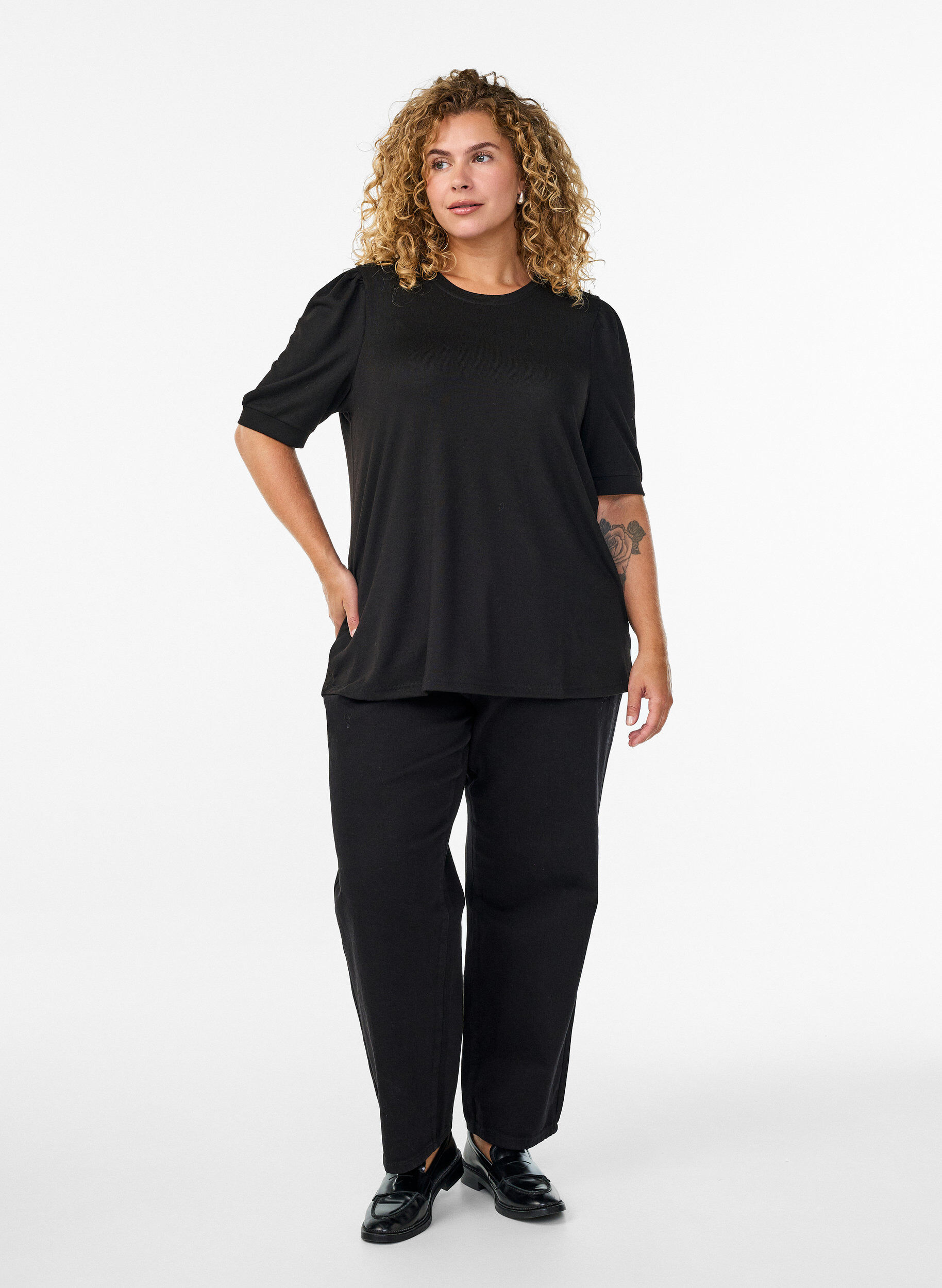 ZizziBluse mit Knopfdetail und kurzen Puff&auml;rmeln, Schwarz, Model image number 1
