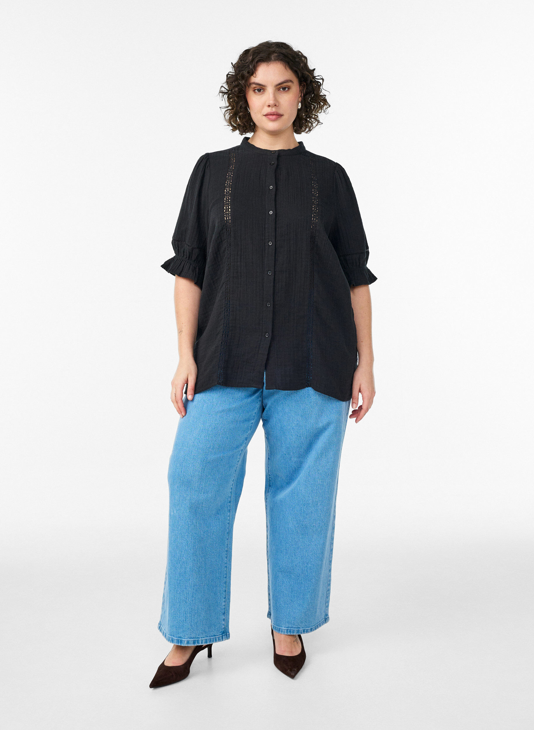 ZizziKurz&auml;rmelige Bluse aus Baumwoll-Musselin mit H&auml;kelbesatz, Schwarz, Model image number 1