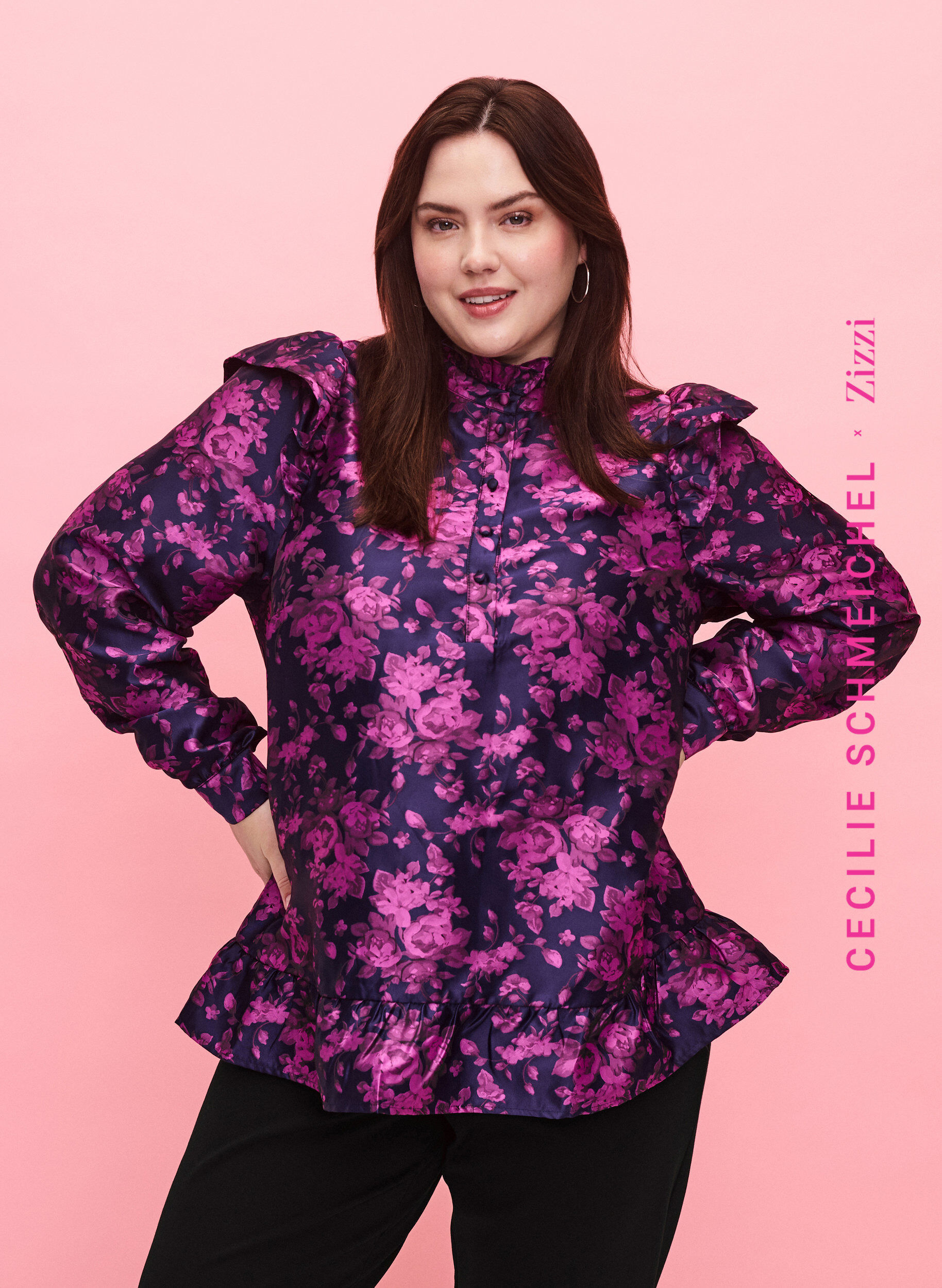 Zizzi Gebl&uuml;mte Jacquard-Bluse mit R&uuml;schendetails, Dark Blue Pink, Model image number 0