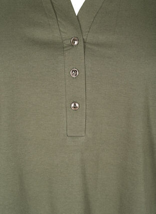 T-Shirt aus Baumwolle mit V-Ausschnitt und Knöpfen, Thyme, Packshot image number 2
