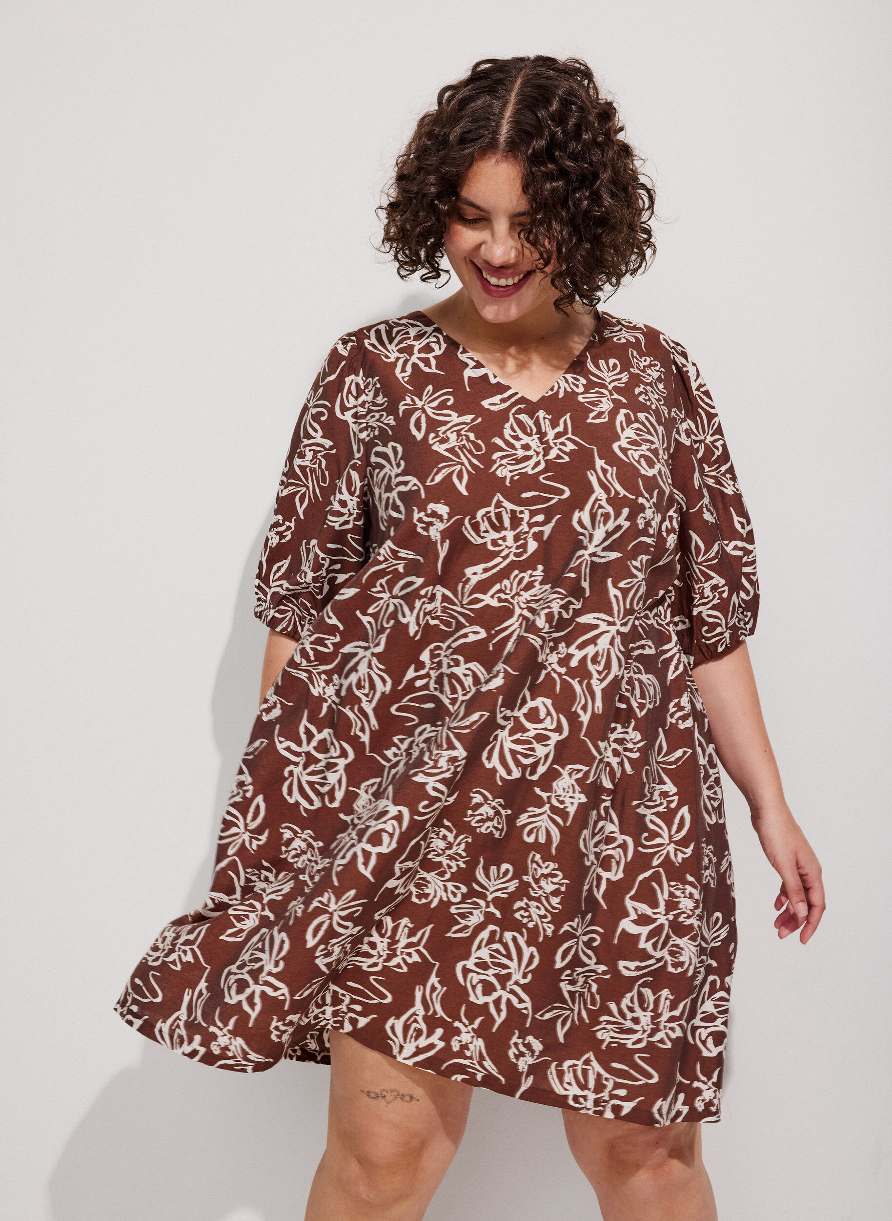 ZizziKurzes A-Linien-Kleid mit V-Ausschnitt, Braun, Model image number 0