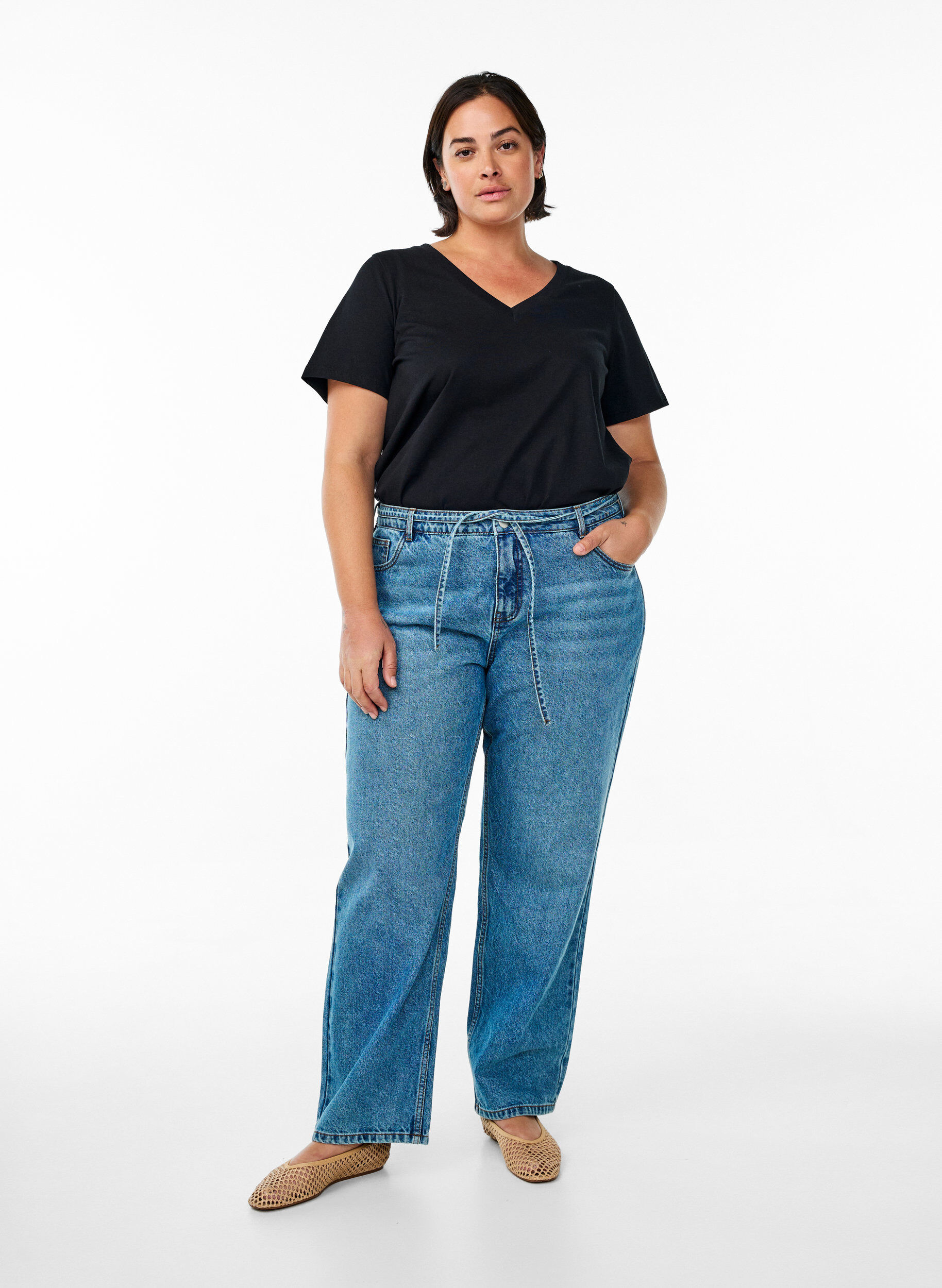 ZizziEinfaches T-Shirt aus Baumwolle mit V-Ausschnitt., Schwarz, Model image number 1