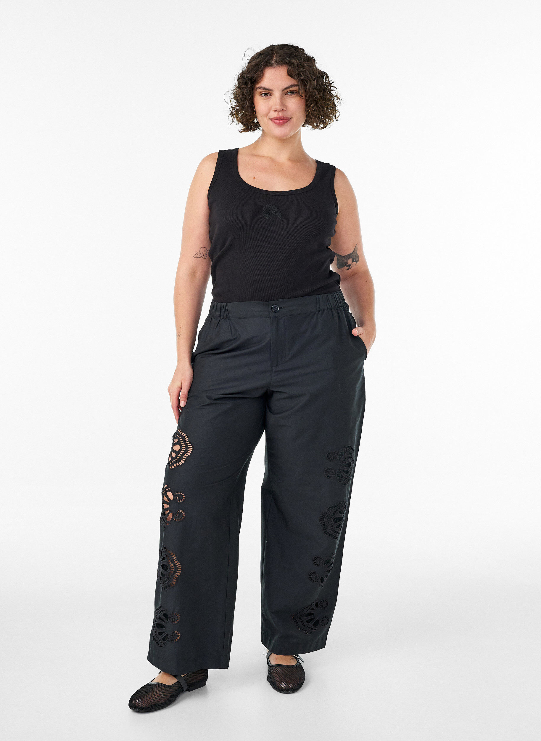 ZizziHose aus Baumwolle mit bestickten Cut-outs, Schwarz, Model image number 0
