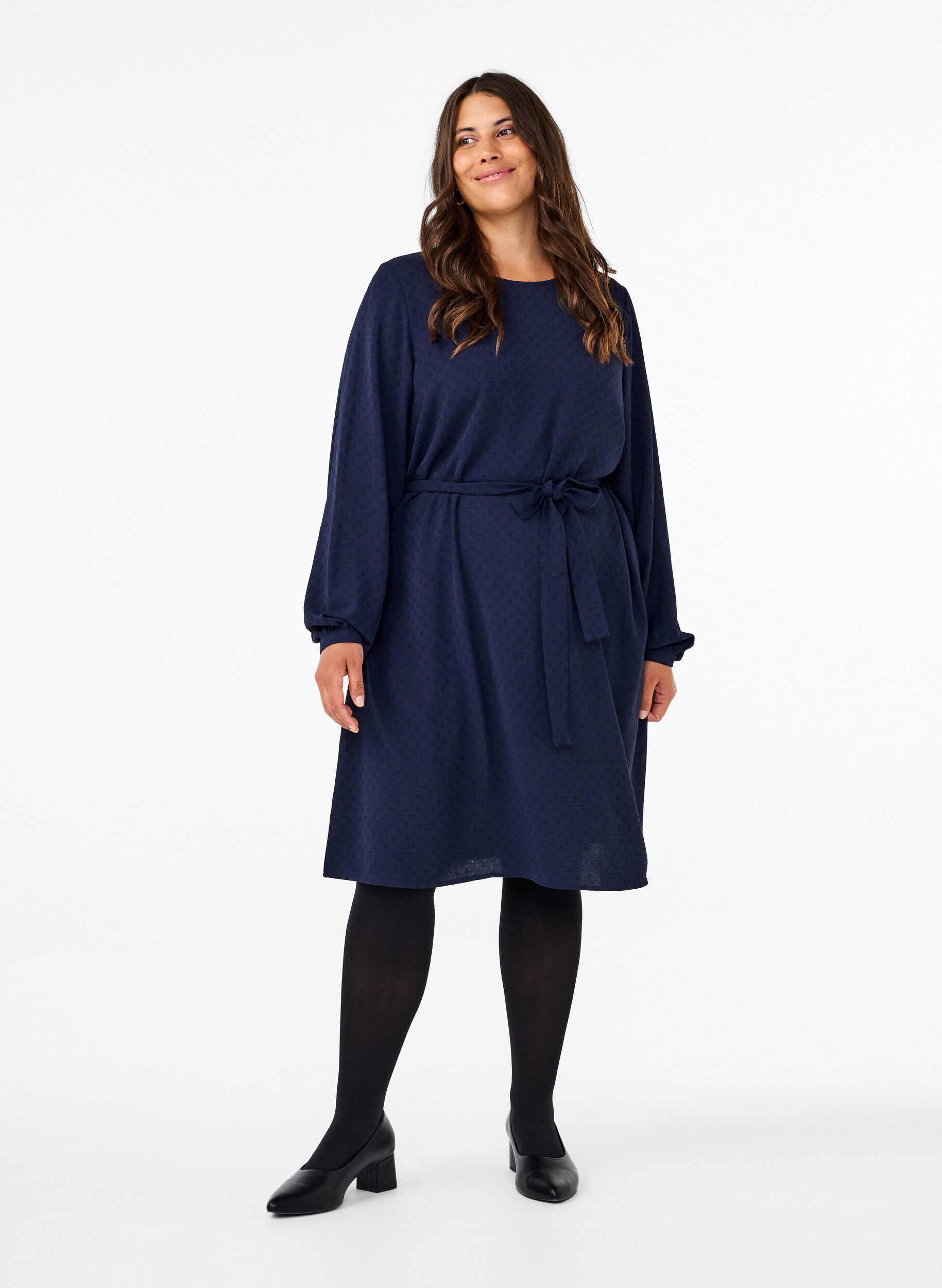ZizziKurzes Kleid mit Struktur und Bindeg&uuml;rtel, Navy Blazer, Model image number 2