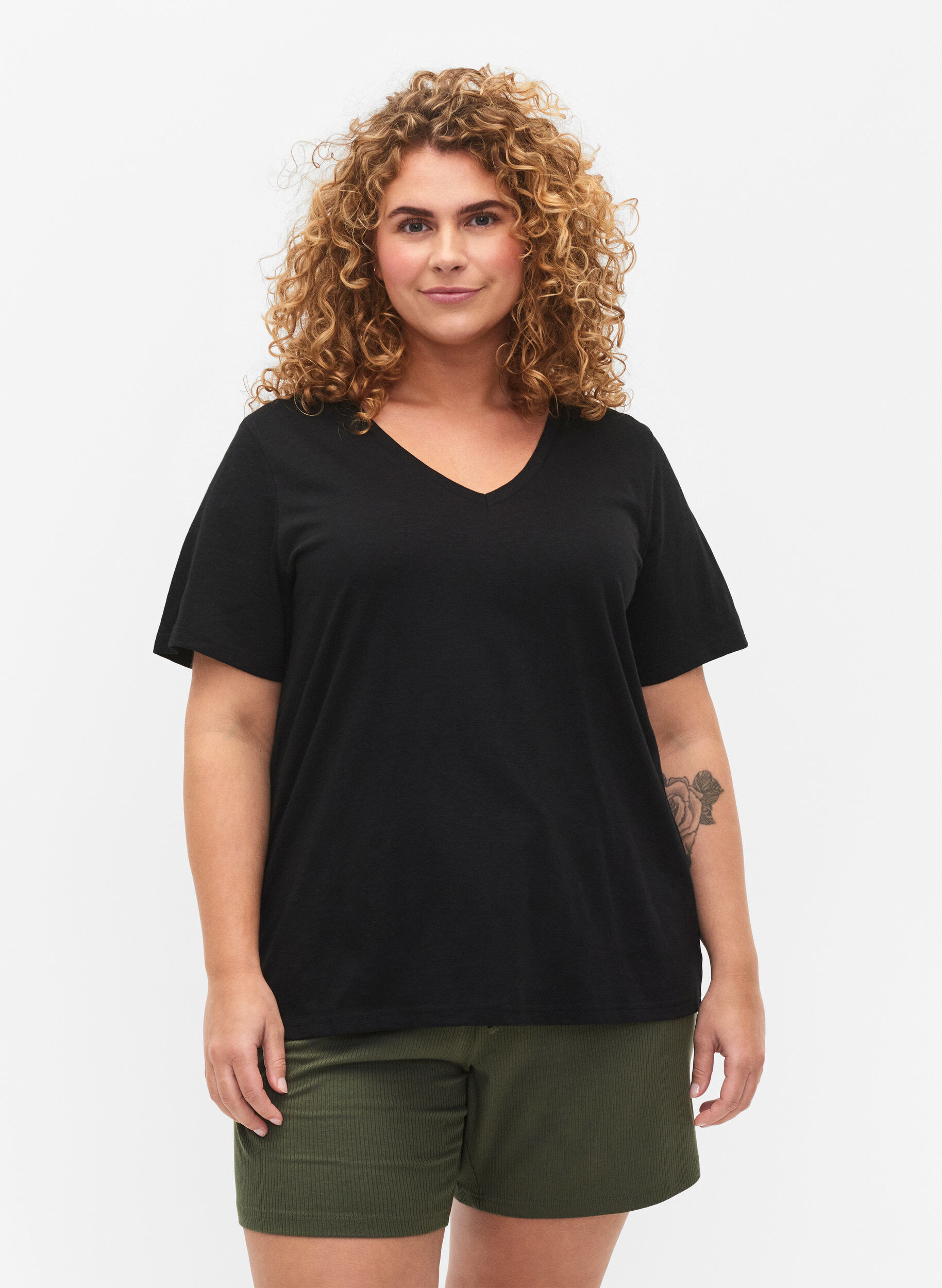 Kurz&auml;rmeliges Basic T-Shirt mit V-Ausschnitt, Schwarz, Model