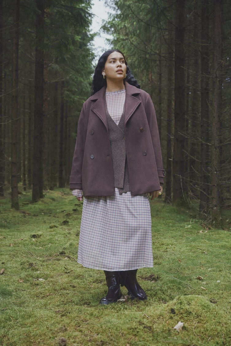 Waldromantische Eleganz in Beerent&ouml;nen, , Model