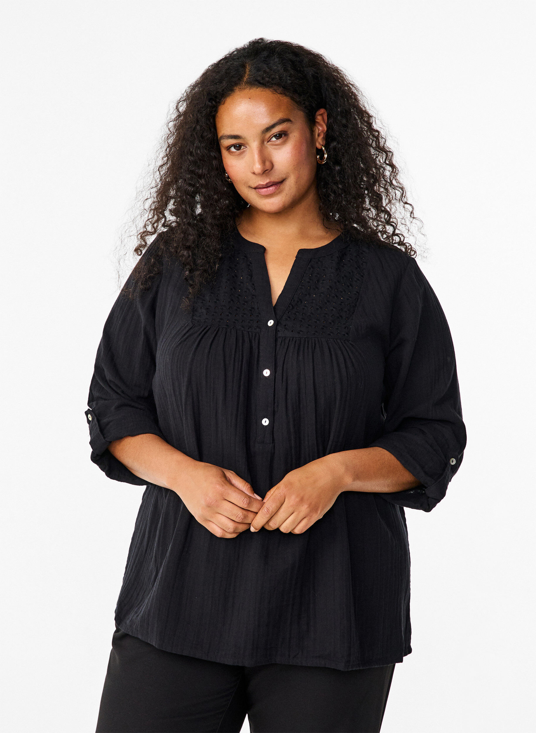 Zizzi Baumwollbluse mit Lochstickerei und 3/4-&Auml;rmeln, Black, Model image number 0