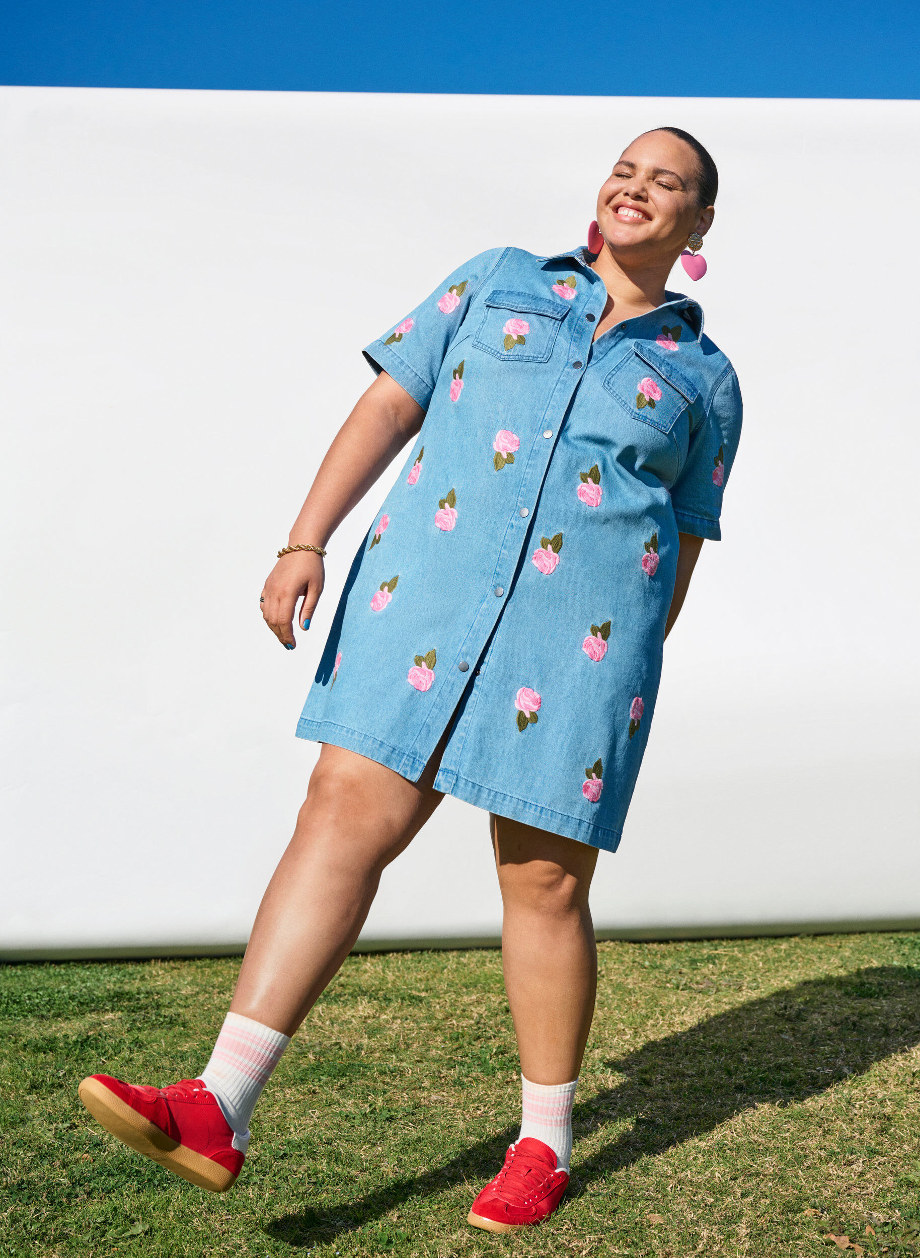 ZizziKurzes Jeanskleid mit gestickten Blumen, LBD w. Flower, Image image number 0