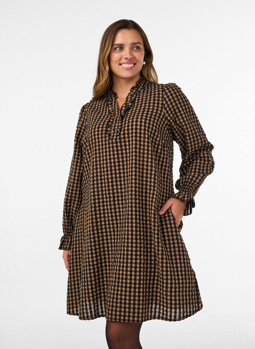 Kariertes Kleid aus Baumwolle mit R&uuml;schendetails, Braun, Model image number 0