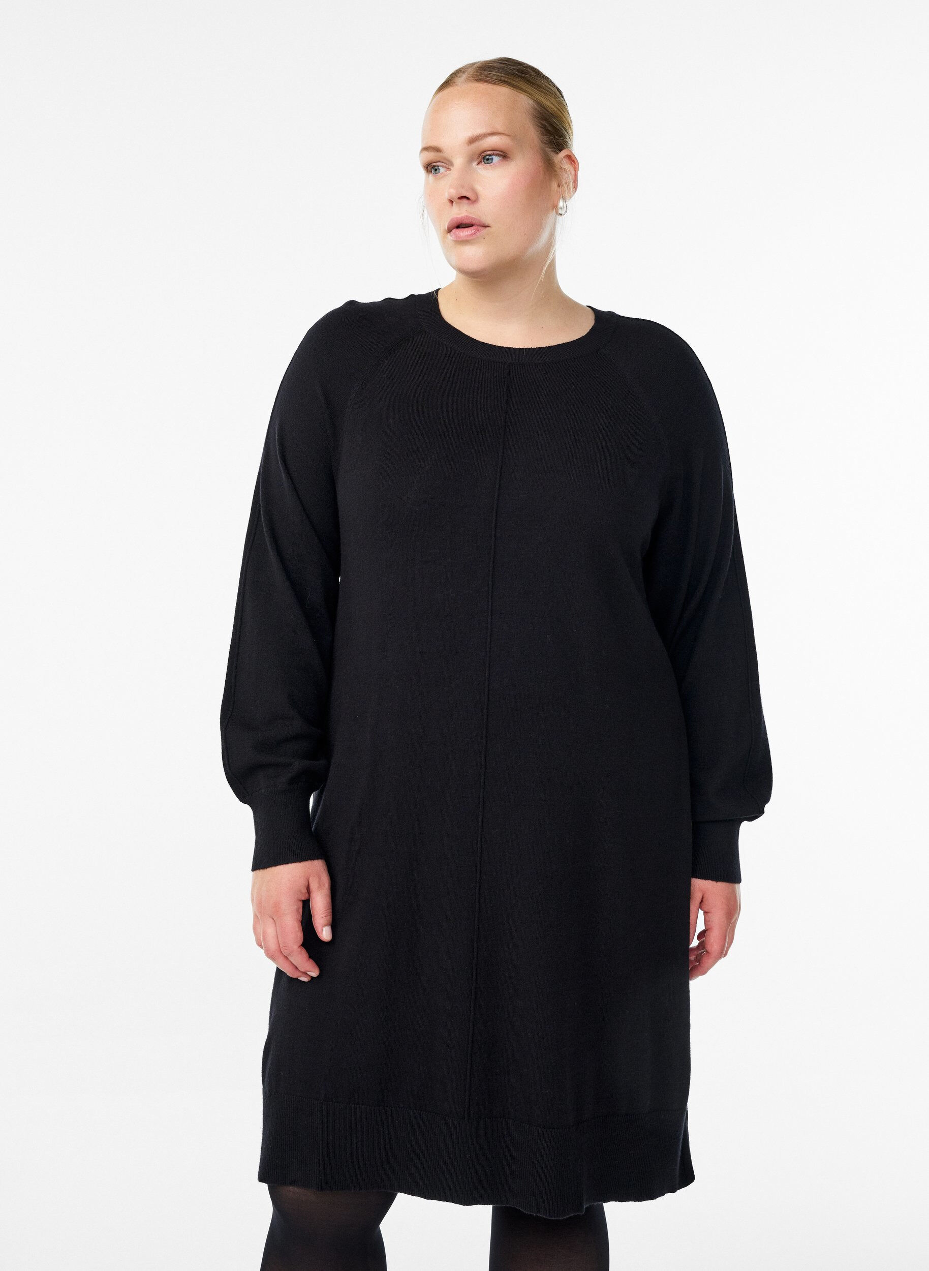 Strickkleid mit Raglan&auml;rmeln und Mittelnaht, Schwarz, Model