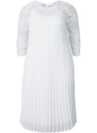 Plissiertes Kleid mit Spitze und 3/4-Ärmeln, Bright White, Packshot