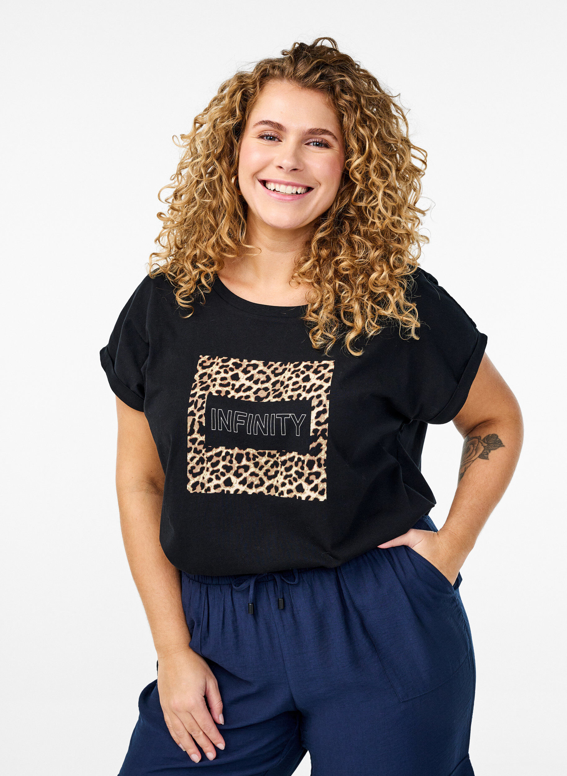 ZizziT-Shirt mit Leopardenmuster und Text, Black Leo, Model image number 0