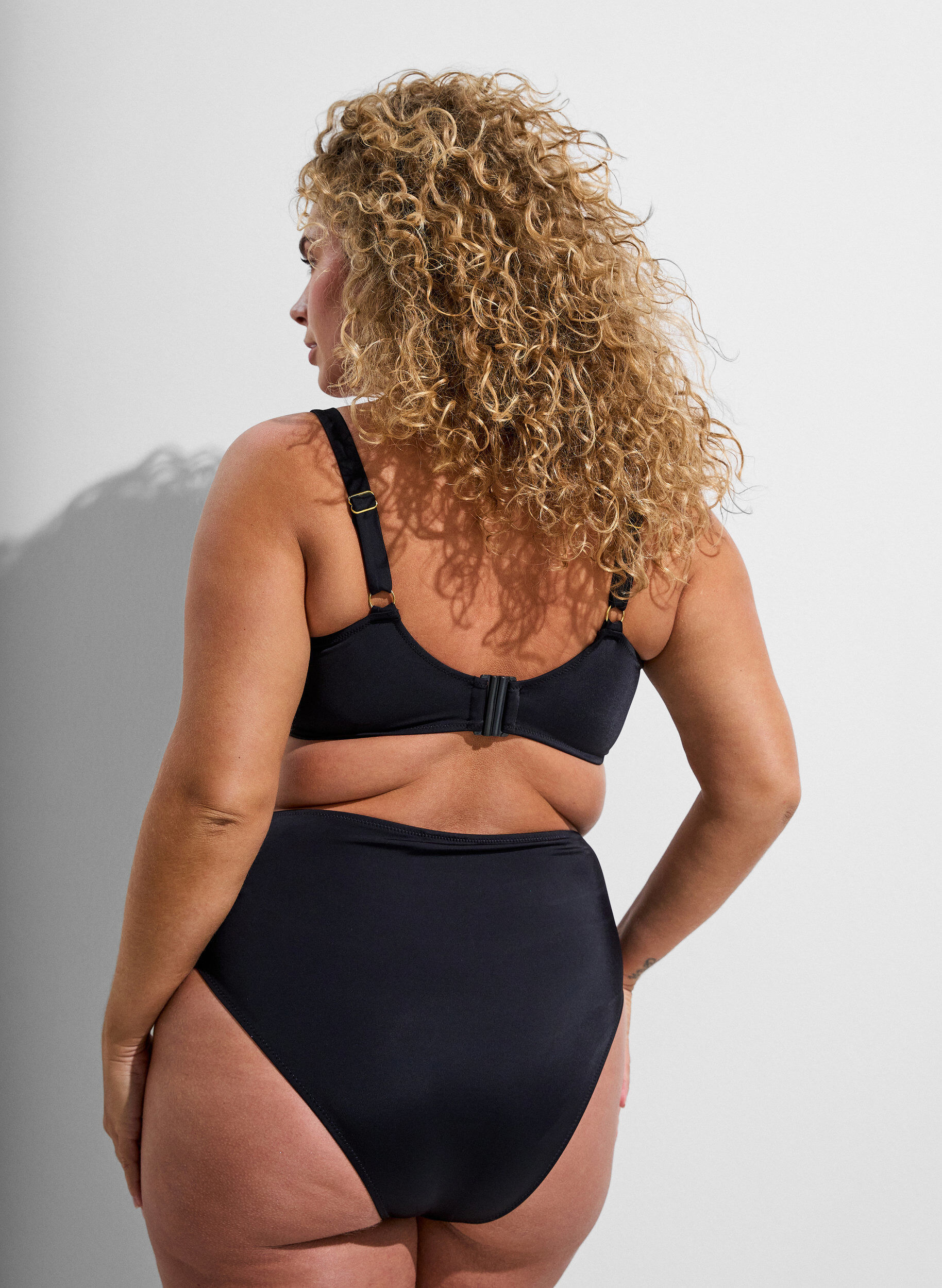 ZizziHoch taillierter Tai-Bikini-Slip mit Golddetail, Schwarz, Model image number 1