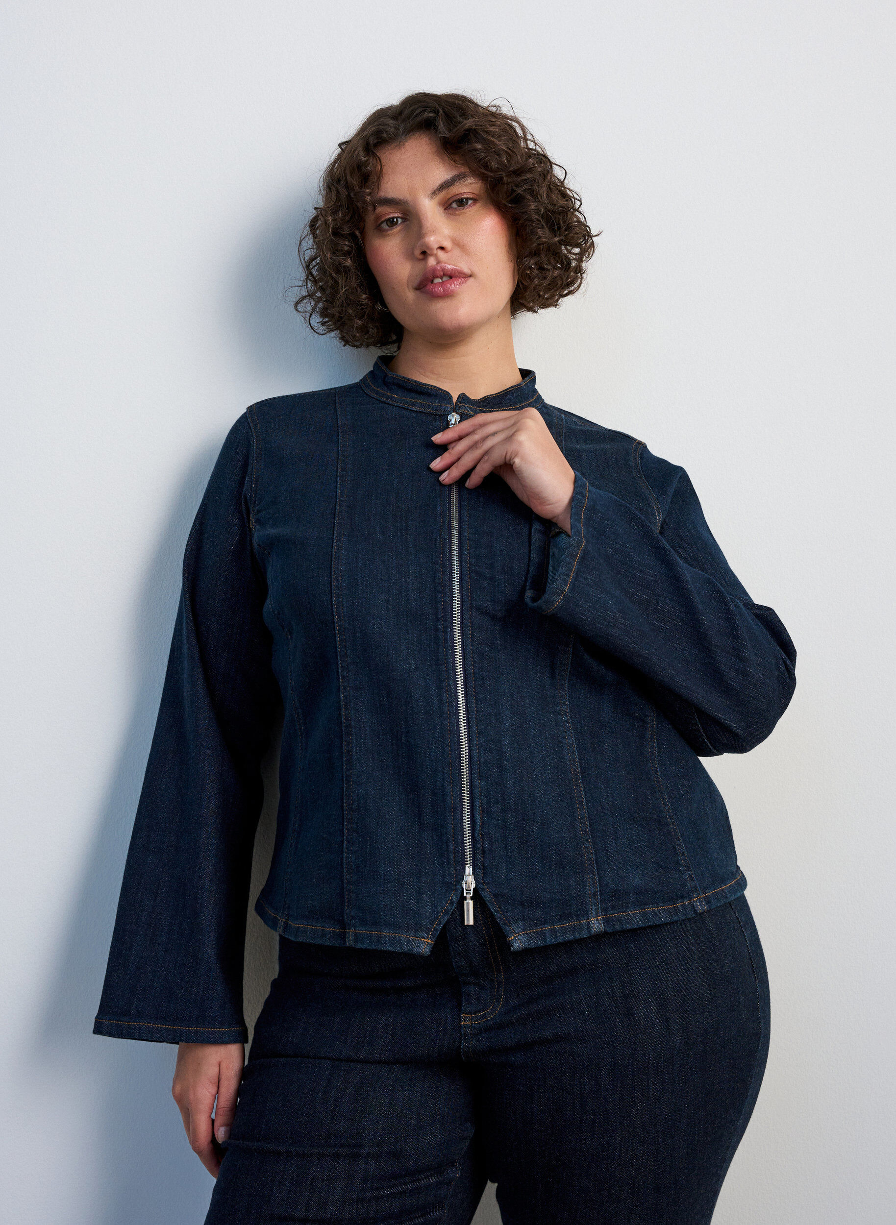 ZizziFigurbetonte Jeansjacke mit Rei&szlig;verschluss, Blau, Model image number 0