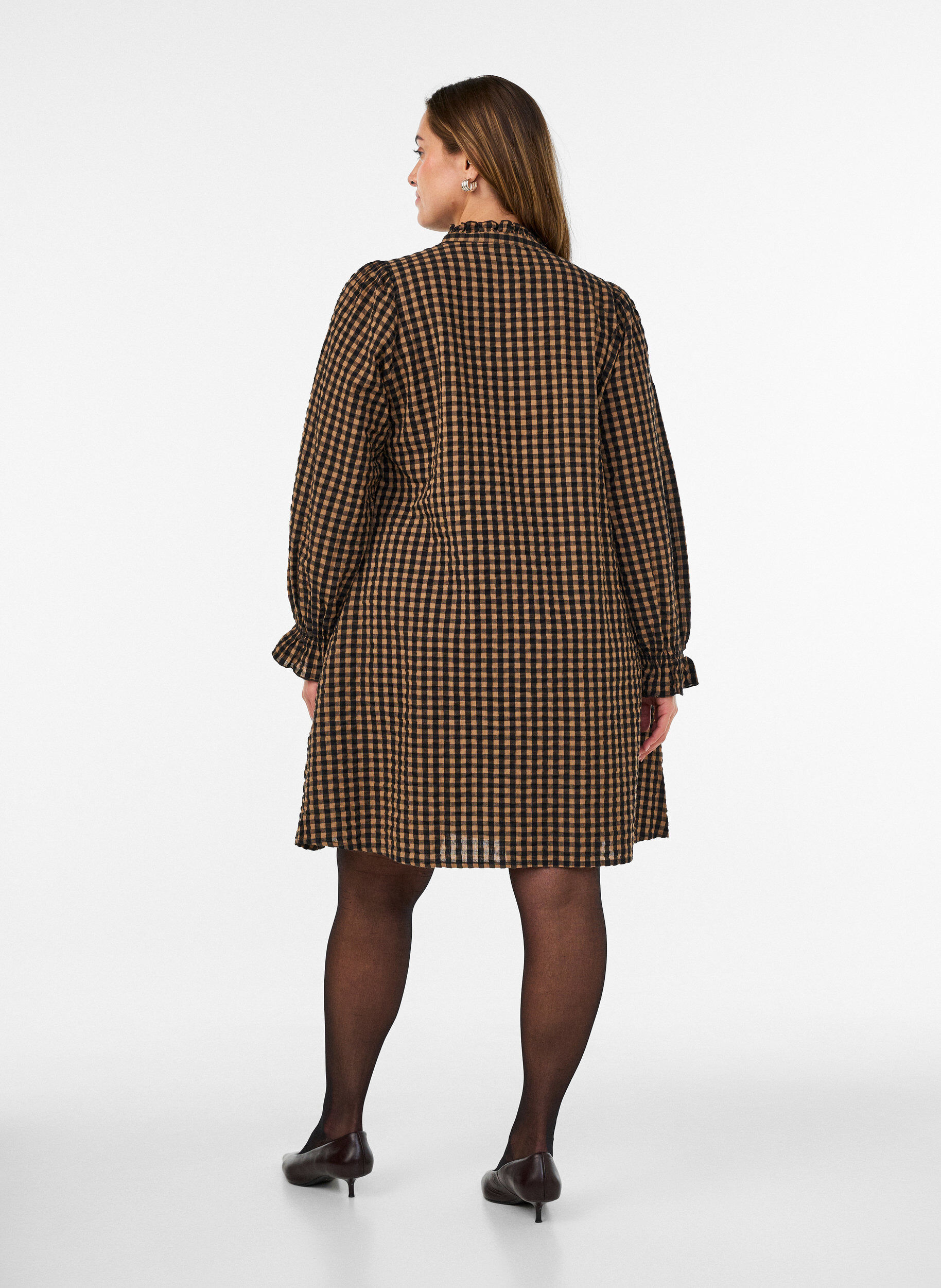 ZizziKariertes Kleid aus Baumwolle mit R&uuml;schendetails, Braun, Model image number 2