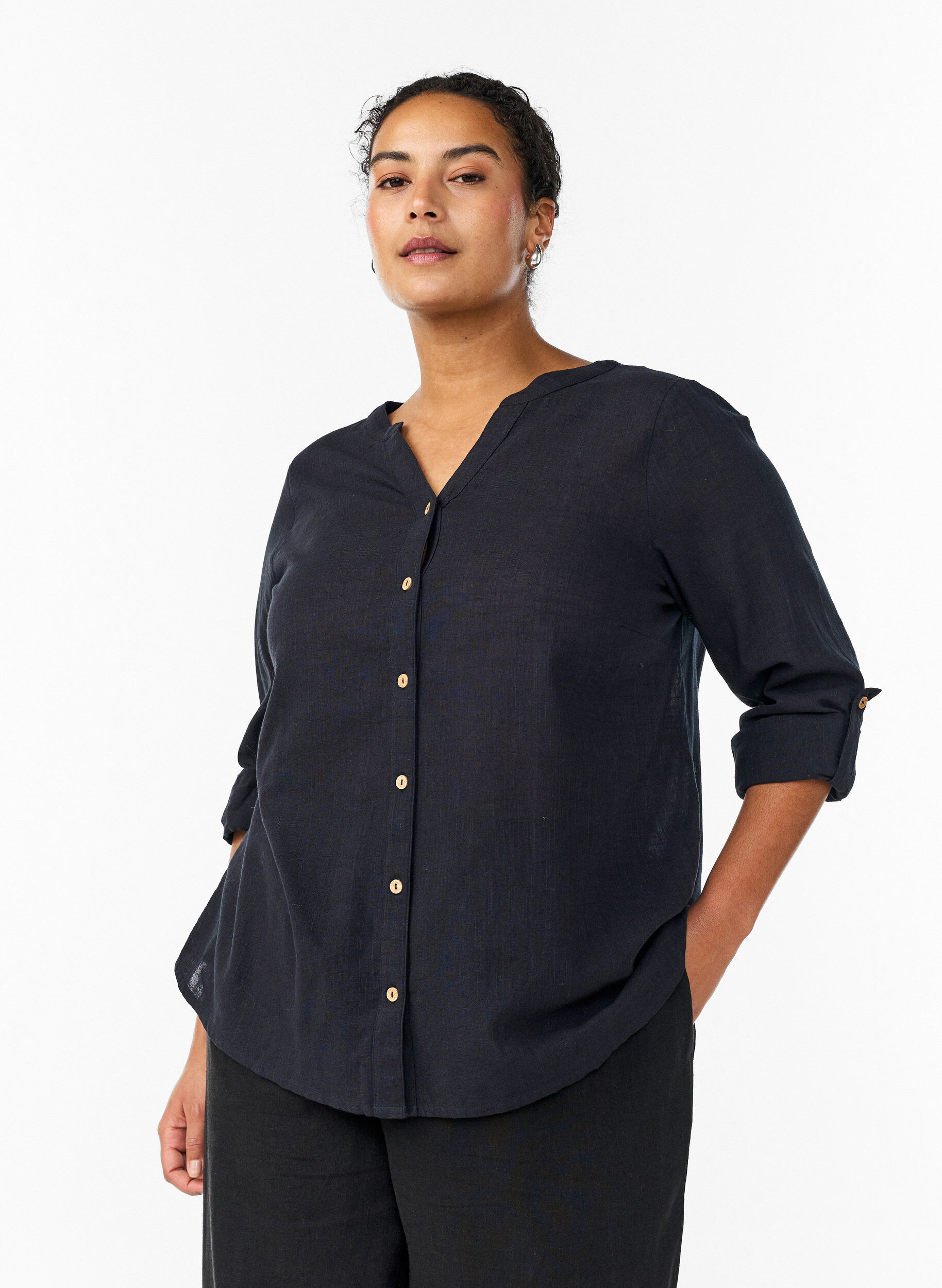 Hemdbluse aus Baumwolle mit V-Ausschnitt, Schwarz, Model