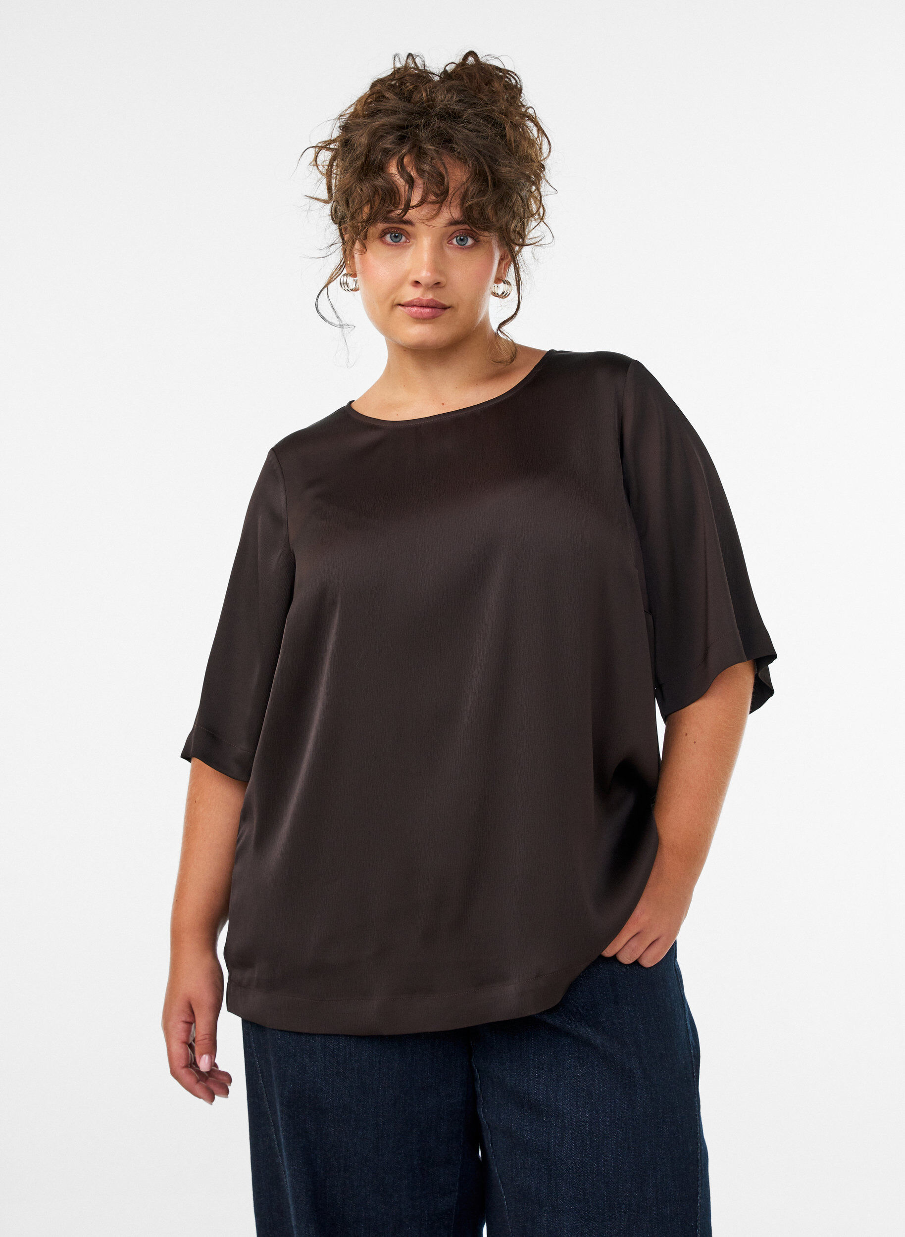 Bluse aus Satin mit ellenbogenlangen &Auml;rmeln, Braun, Model
