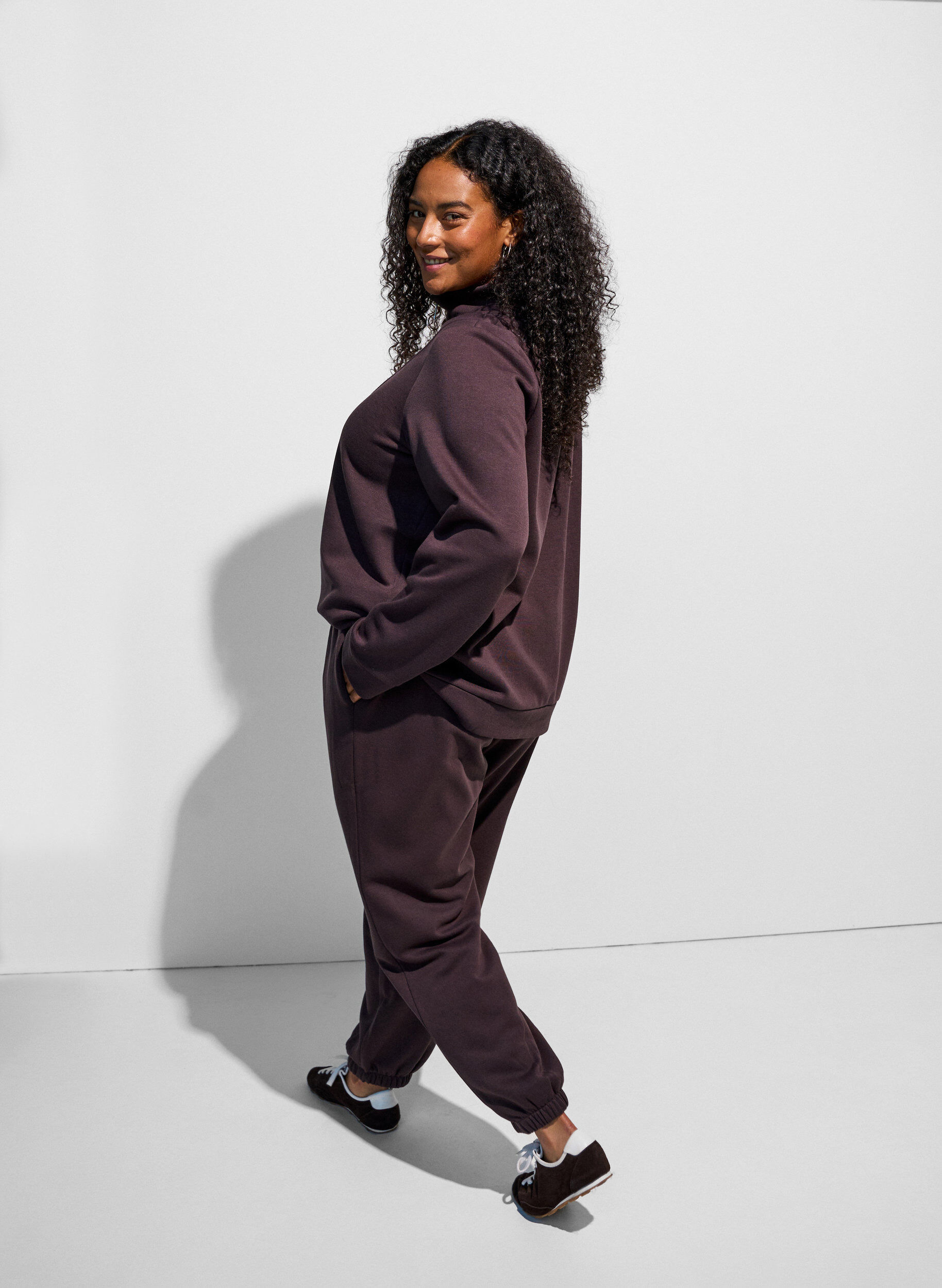 ZizziHoch taillierte Sweatpants mit Kordelzug, Braun, Model image number 2