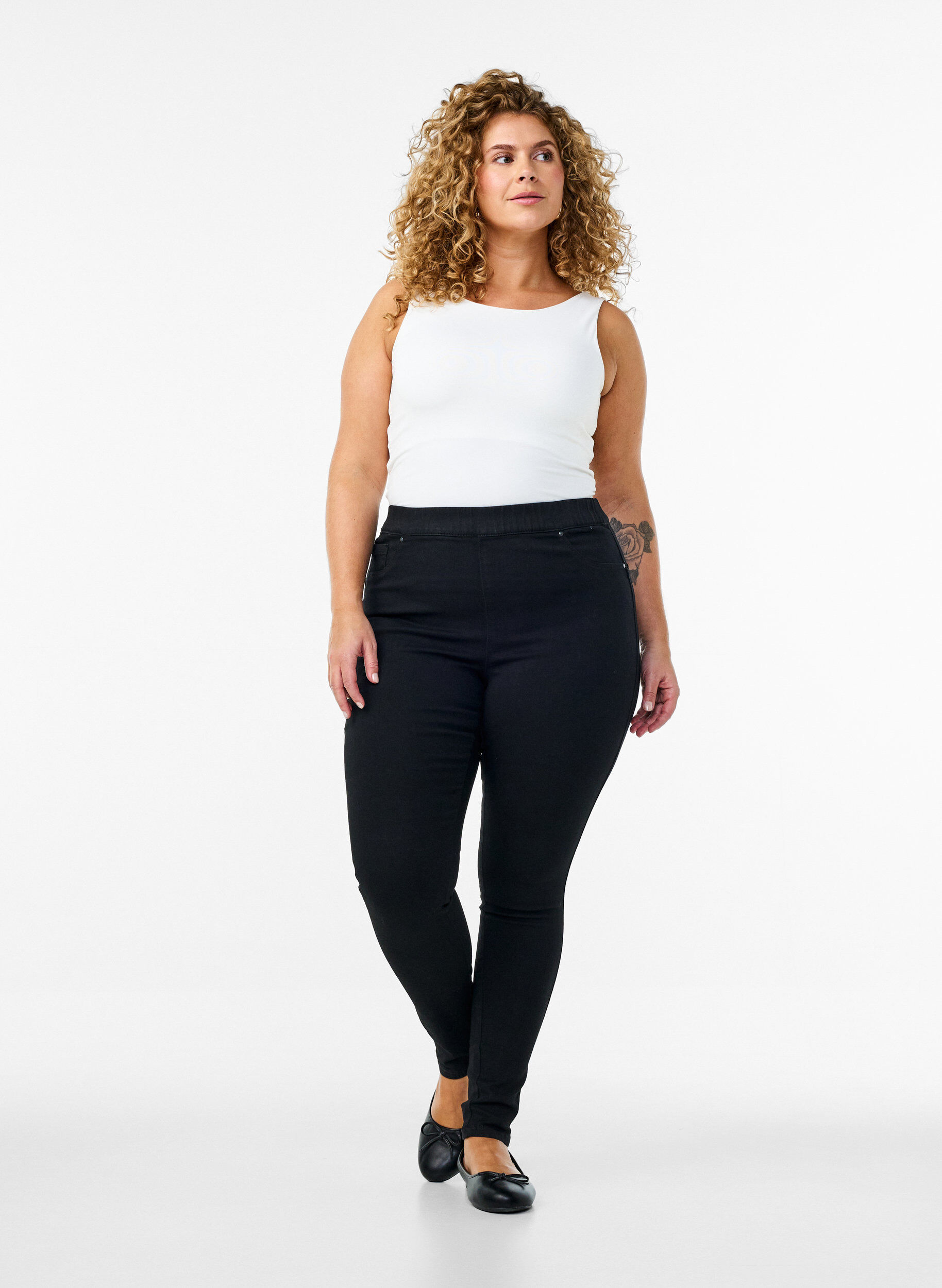 Jeggings mit hoher Taille, Schwarz, Model