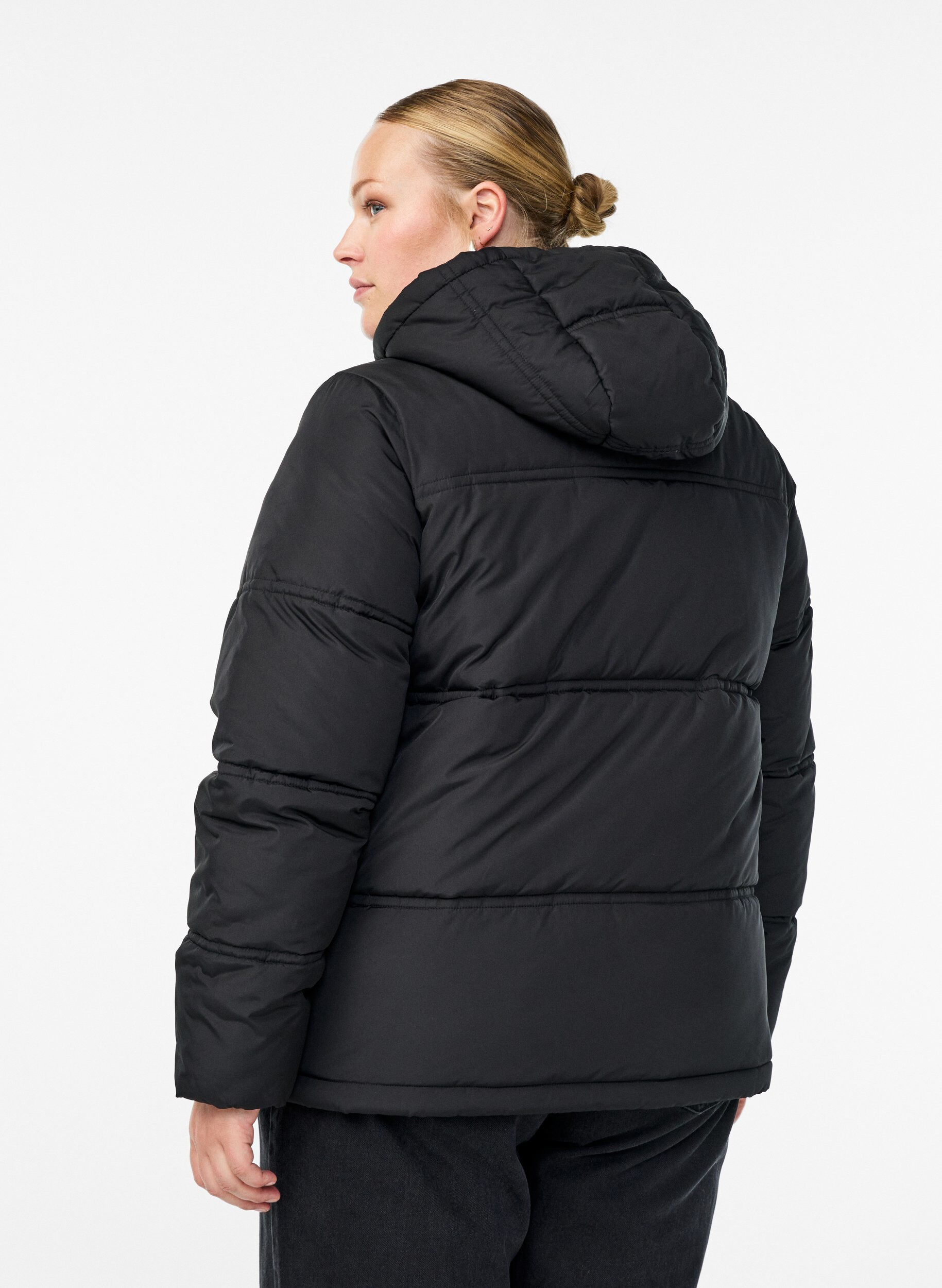 ZizziKurze Steppjacke mit Kapuze und Zwei-Wege-Rei&szlig;verschluss, Schwarz, Model image number 2