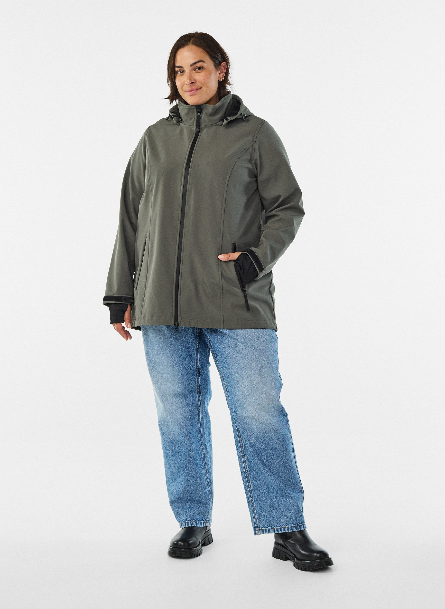 ZizziSoftshelljacke aus kurzem Schnitt mit abnehmbarer Kapuze, Grau, Model image number 1