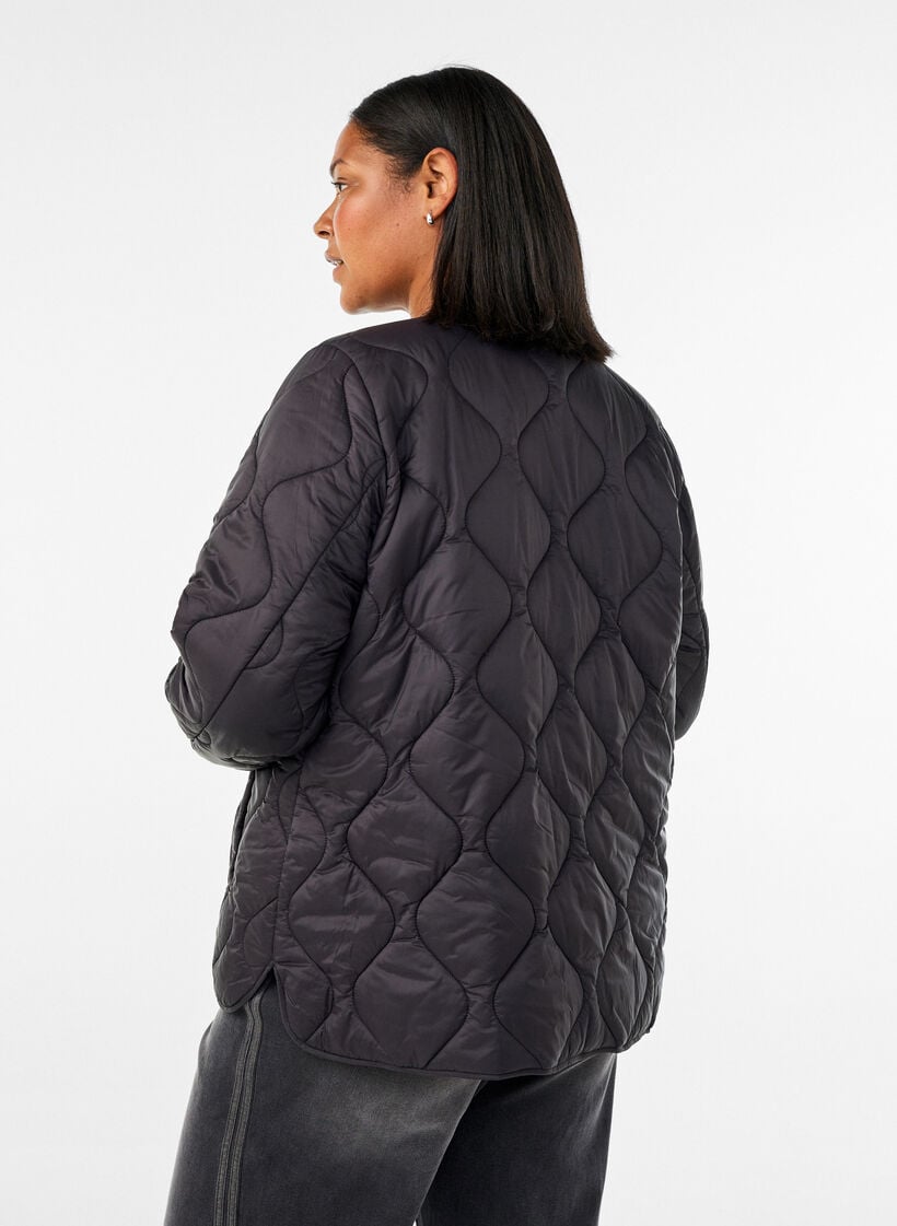 Steppjacke mit Druckkn&ouml;pfen und Rundhalsausschnitt, Schwarz, Model image number 2